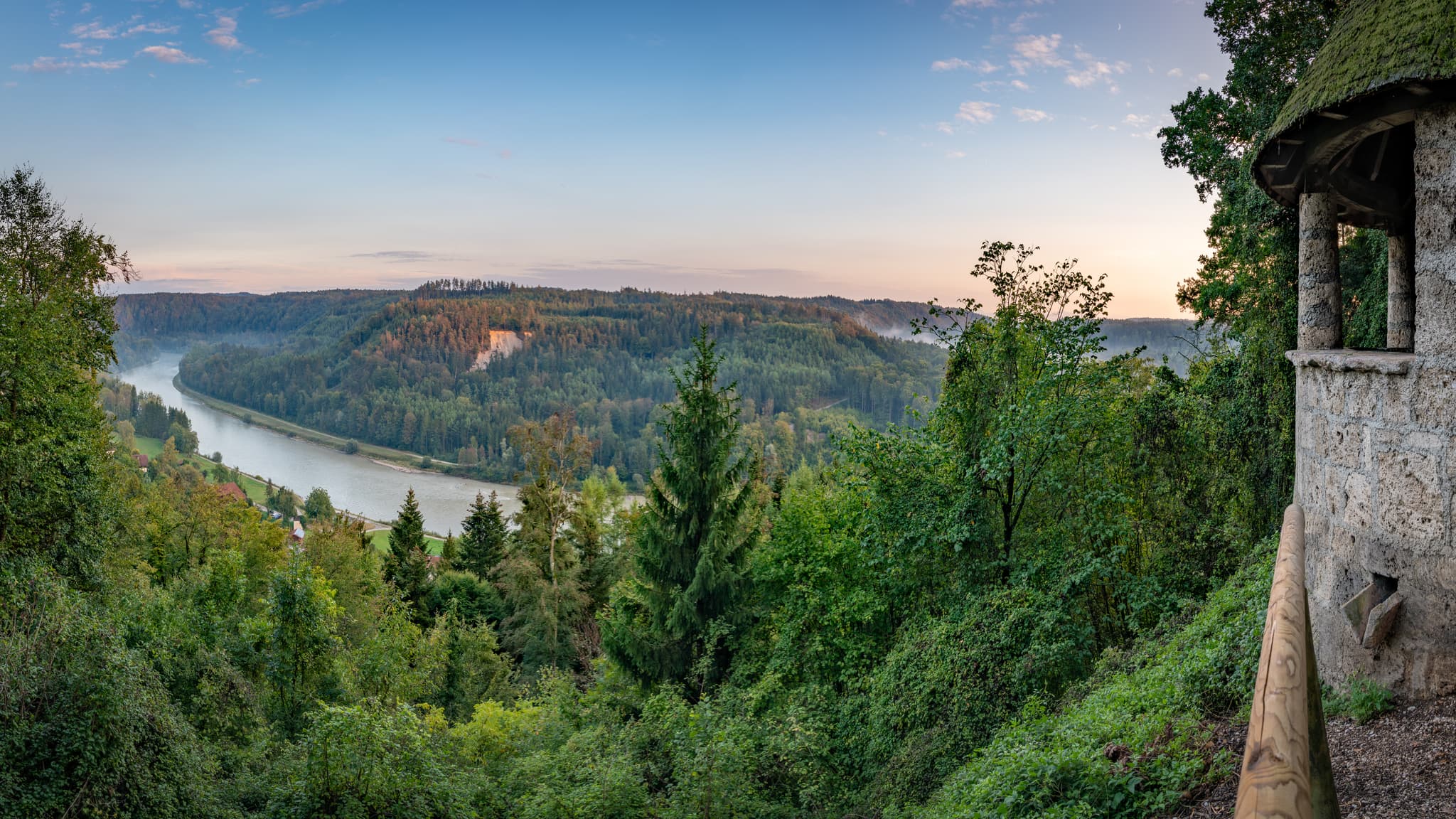 Salzachblick Panorama, Pirach, Oberbayern, Inn-Salzach - Panorama der Salzach und bewaldeter Landschaft bei Pirach, Burgkirchen, Landkreis Altötting, Oberbayern, Inn-Salzach, Deutschland. Weitläufige Naturansicht.