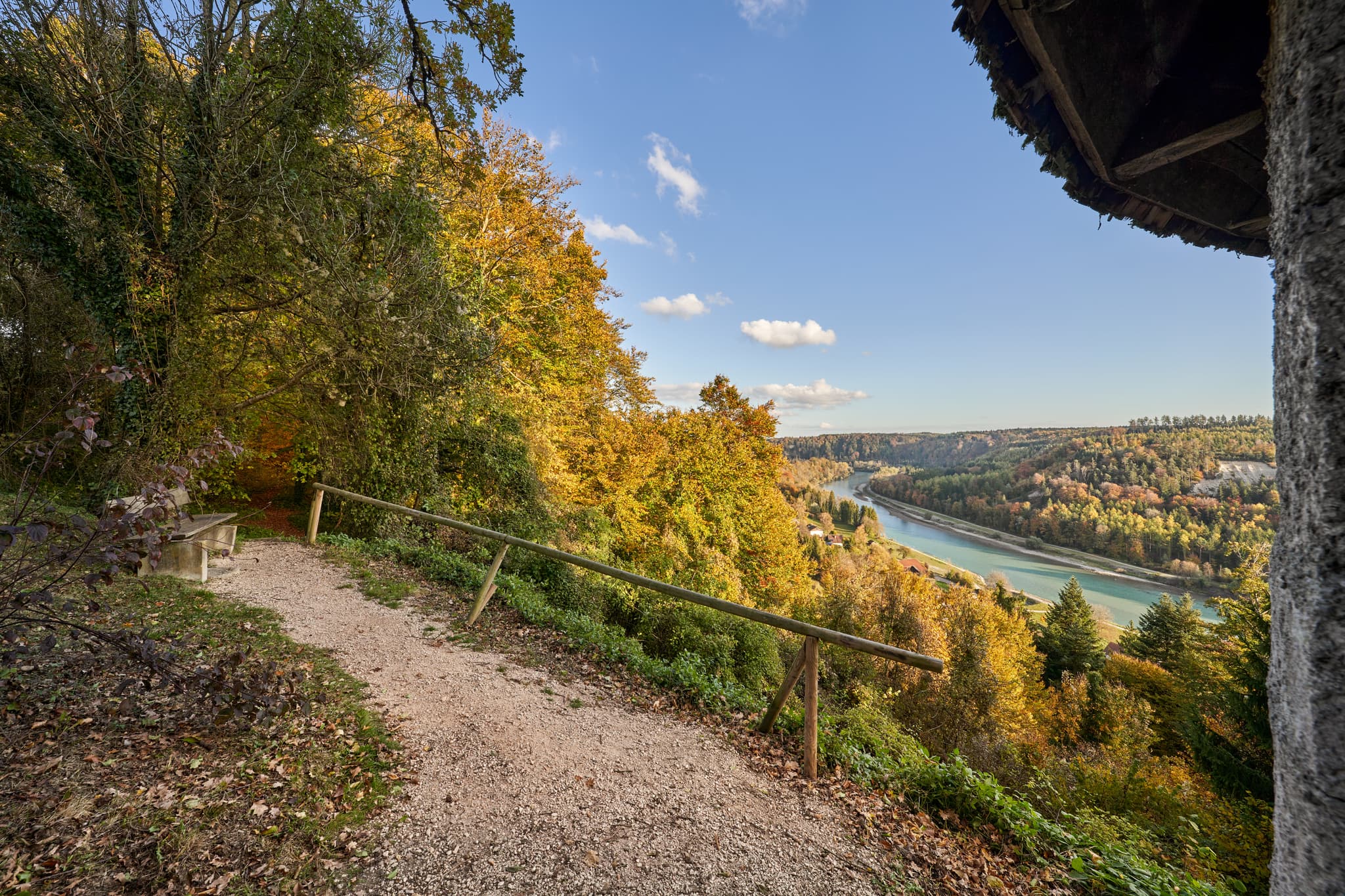 Salzachblick Pirach, Altötting (AÖ), Oberbayern, Inn-Salzach - Blick vom Salzachblick Pirach bei Burgkirchen im Landkreis Altötting, Oberbayern, Inn-Salzach, Deutschland. Flusslandschaft im Herbst mit farbigen Wäldern.