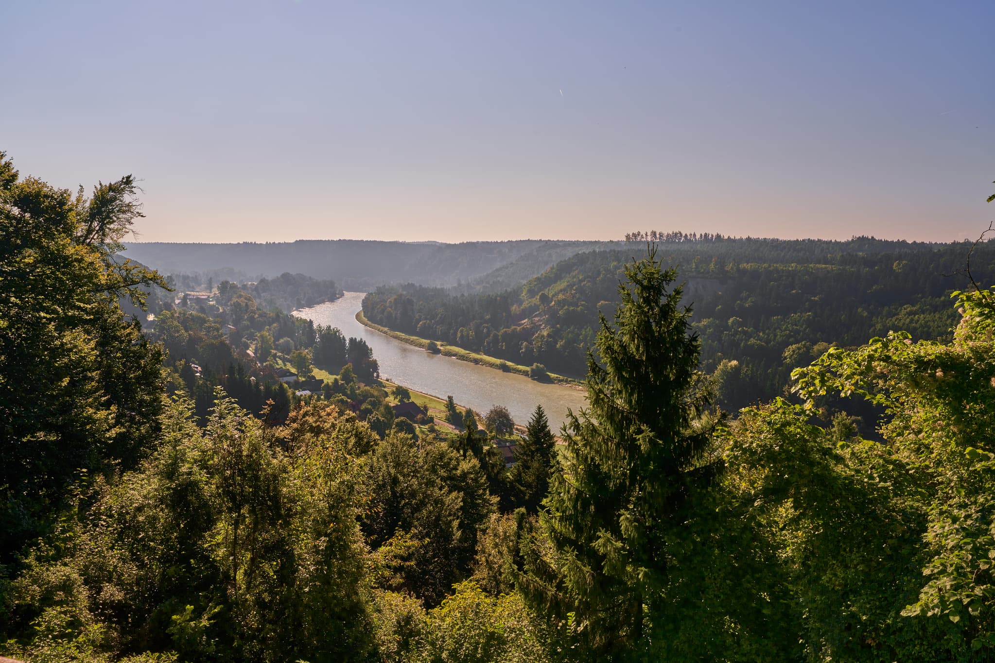 Salzachblick, Pirach, Altötting, Oberbayern, Inn-Salzach - Weitblick auf die Salzach bei Pirach, Burgkirchen, Altötting. Der Fluss windet sich durch bewaldete Hügel und Täler. Typisch für Oberbayern, Inn-Salzach.