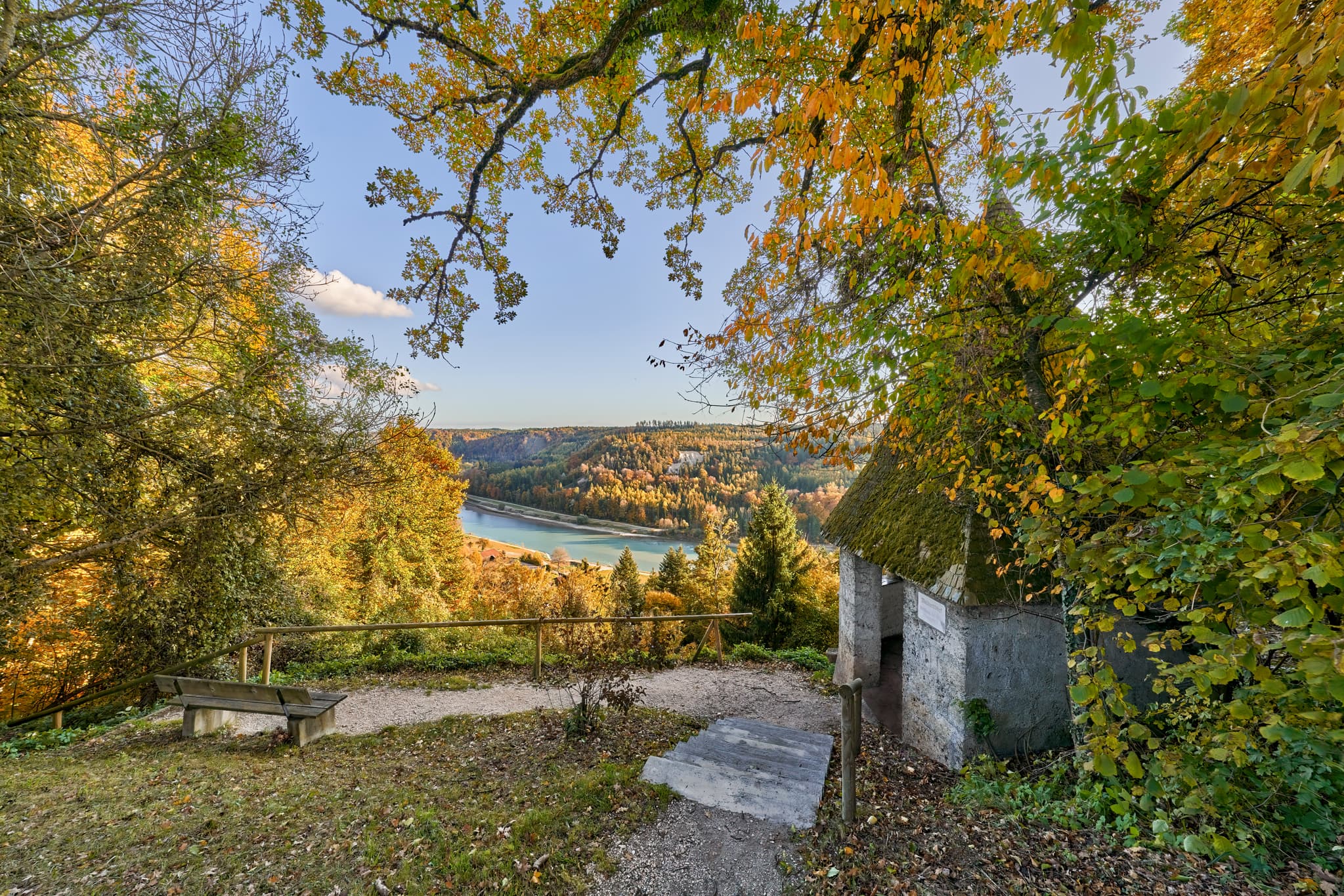 Salzachblick Pirach, Burgkirchen, Altötting, Inn-Salzach - Salzachblick Pirach in Burgkirchen, Altötting, Oberbayern. Die Inn-Salzach Region zeigt die Salzach und herbstliche Wälder. Beliebter Aussichtspunkt.