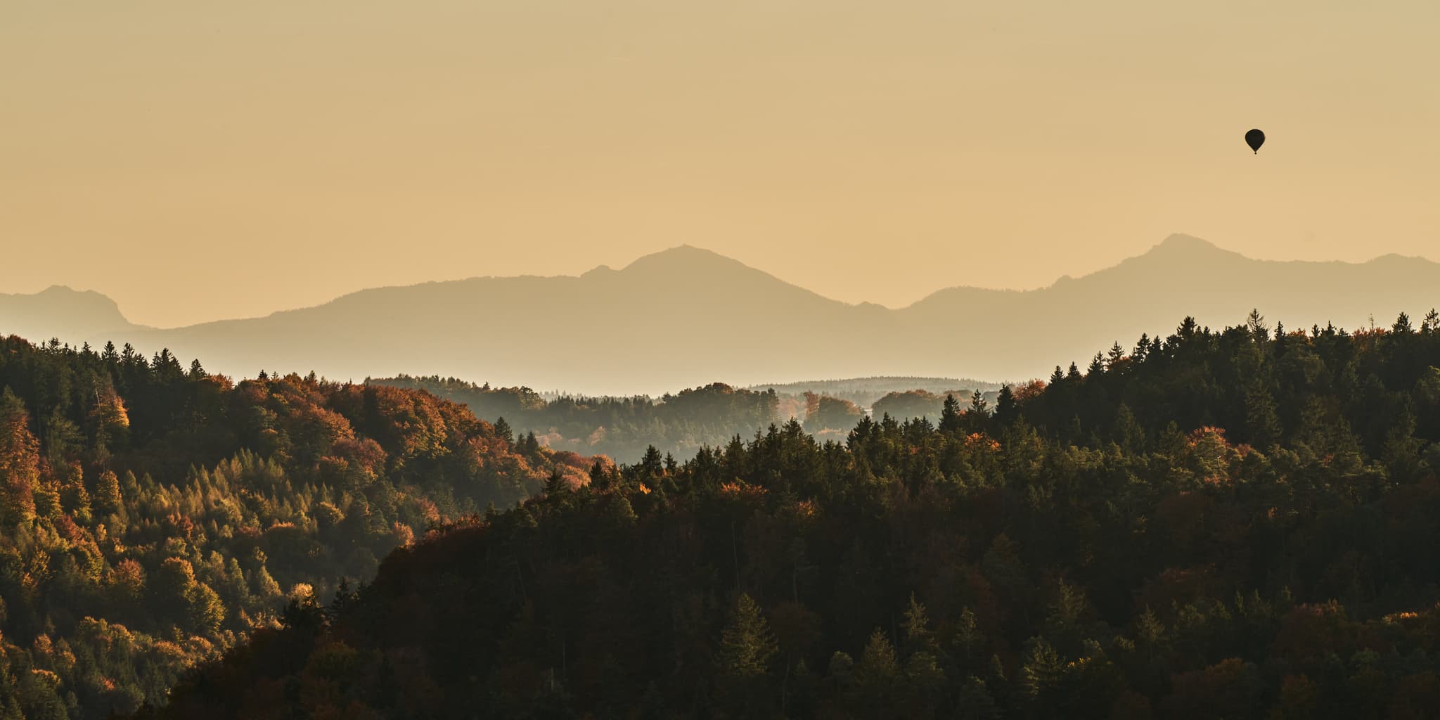 Salzachblick Pirach, Burgkirchen, Altötting, Oberbayern - Heißluftballon über herbstlichen Hügeln nahe Salzachblick Pirach, Burgkirchen, Altötting, Oberbayern. Inn-Salzach Region. Wälder mit Dunst, Herbstfarben.