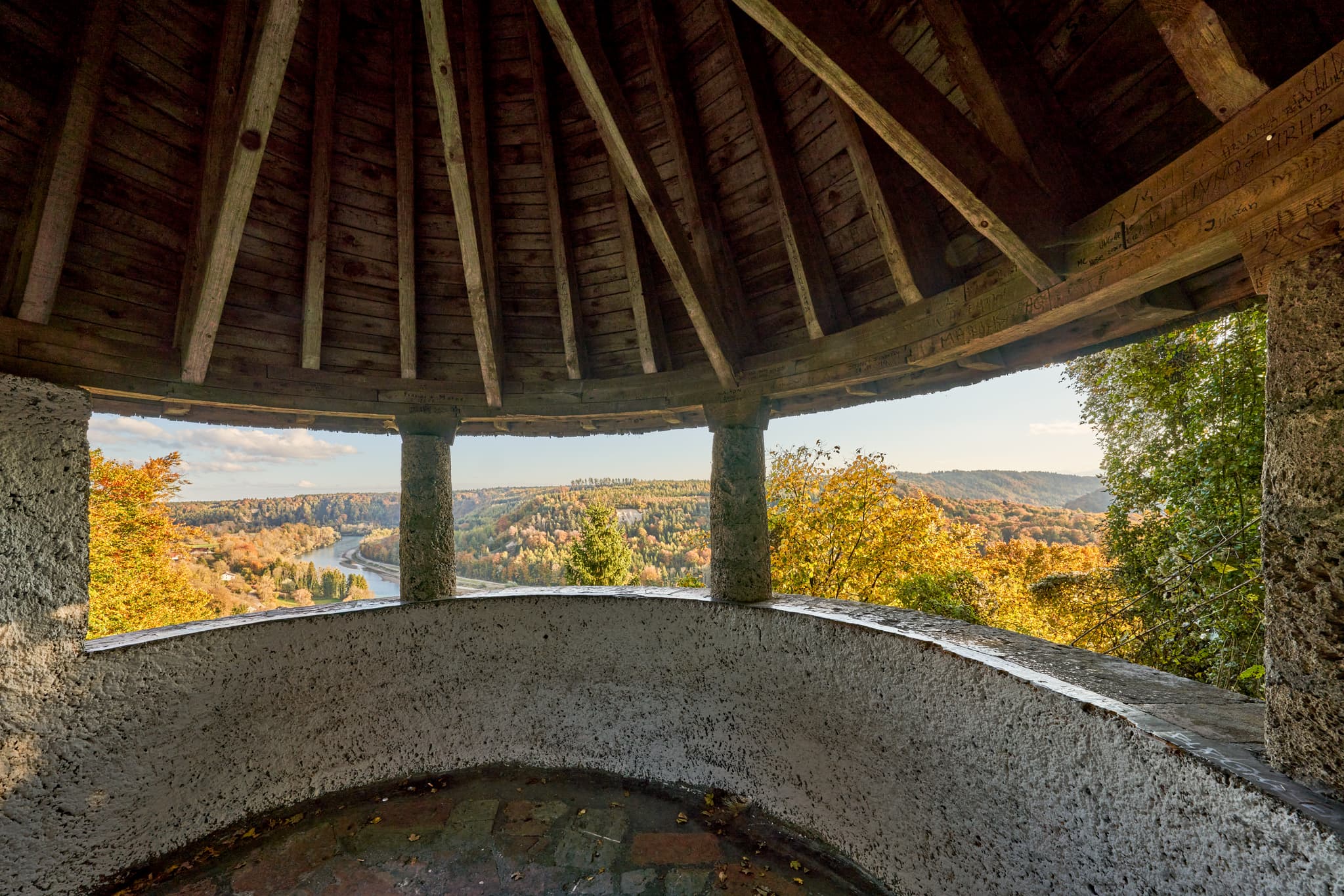 Salzachblick Pirach, Burgkirchen, Oberbayern, Inn-Salzach - Aussicht vom Salzachblick bei Burgkirchen im Landkreis Altötting, Oberbayern. Blick über Salzachtal, Fluss und herbstliche Wälder. Typisch für Inn-Salzach.