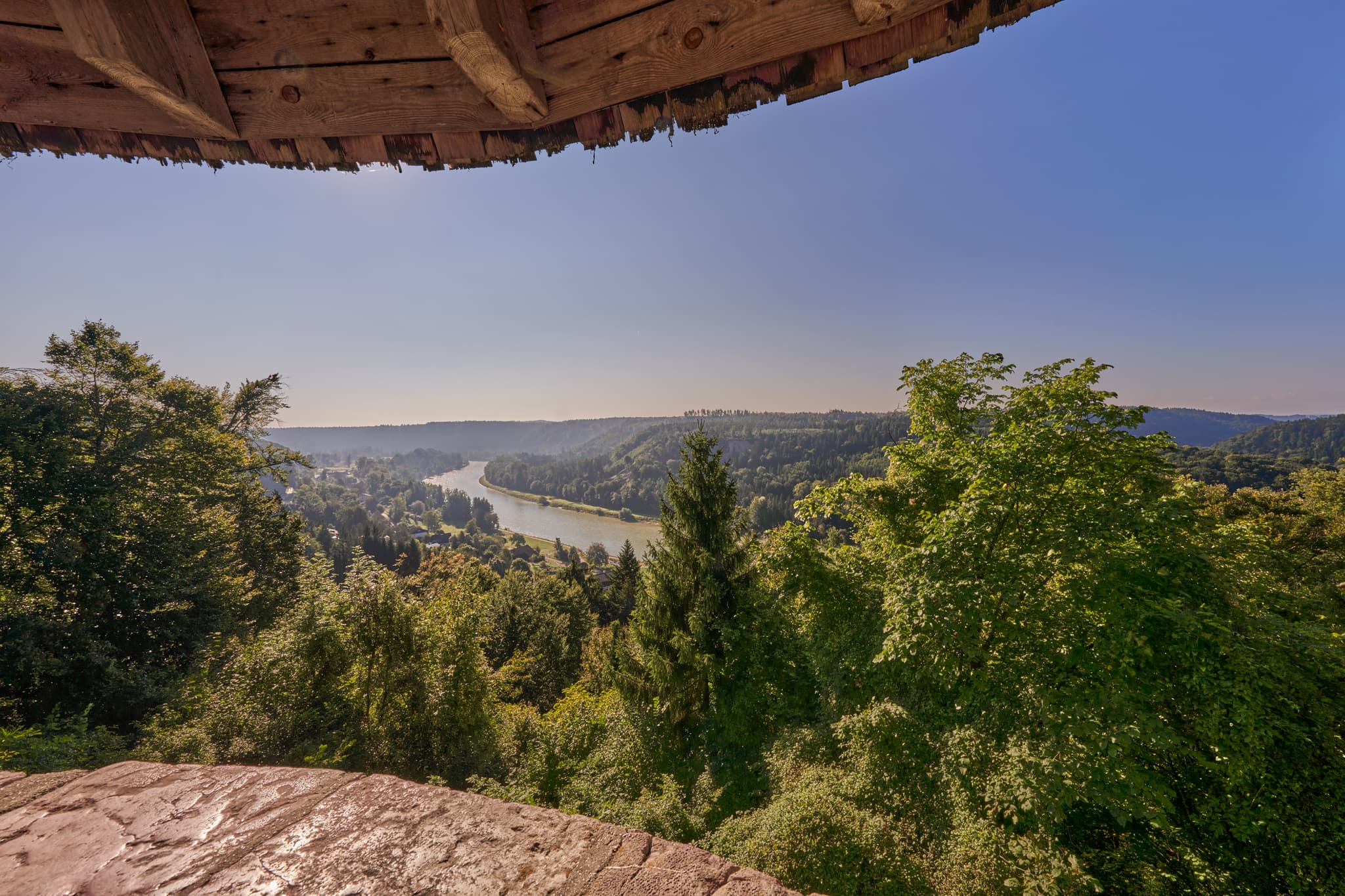 Salzachblick Pirach, Burgkirchen, Oberbayern, Inn-Salzach - Weitblick über die Salzach und ihr bewaldetes Flusstal bei Pirach, Burgkirchen, Altötting, Oberbayern. Blick Richtung Burghausen, Weilhartforst.