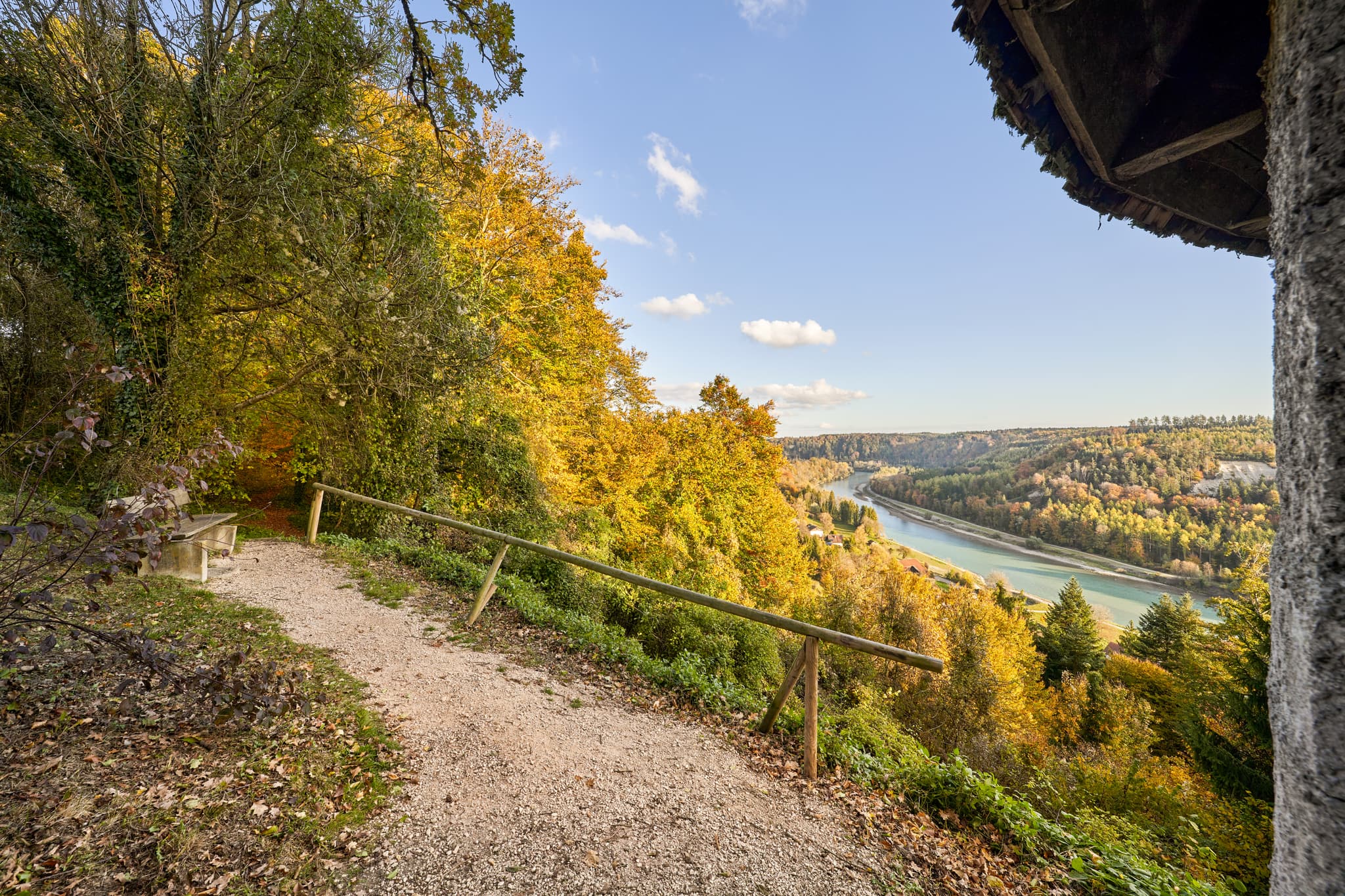 Salzachblick Pirach, Burgkirchen, Oberbayern, Inn-Salzach - Malerischer Ausblick auf die Salzach in Pirach bei Burgkirchen, Landkreis Altötting, Oberbayern. Die herbstliche Landschaft im Inn-Salzach-Gebiet mit Waldweg.