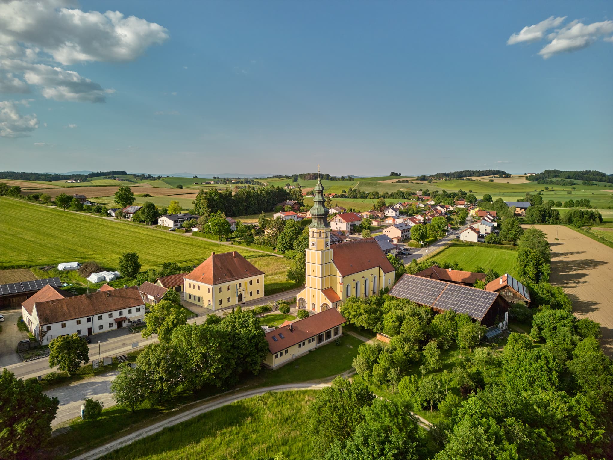 Sammarei Wallfahrtskirche, Ortenburg, Passau, Niederbayern - Luftbild der Wallfahrtskirche Mariä Himmelfahrt in Sammarei, Gemeinde Ortenburg, Landkreis Passau, Niederbayern, Region Donau-Wald. Ein bedeutsames Pilgerziel.