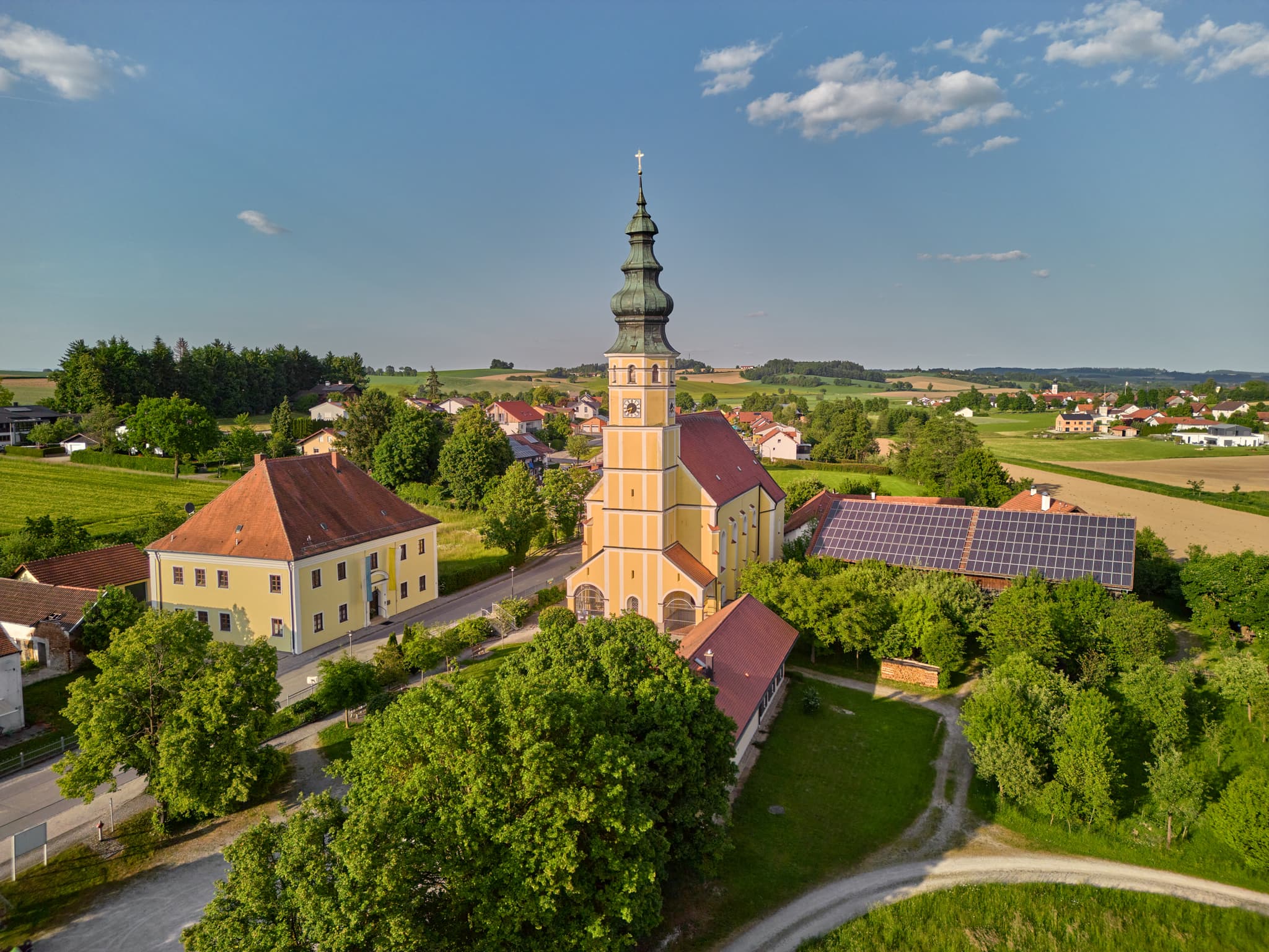 Sammarei Wallfahrtskirche, Passau, Niederbayern, Donau-Wald - Idyllisches Luftbild der Wallfahrtskirche Mariä Himmelfahrt in Sammarei, Markt Ortenburg, Landkreis Passau, Niederbayern, Deutschland.