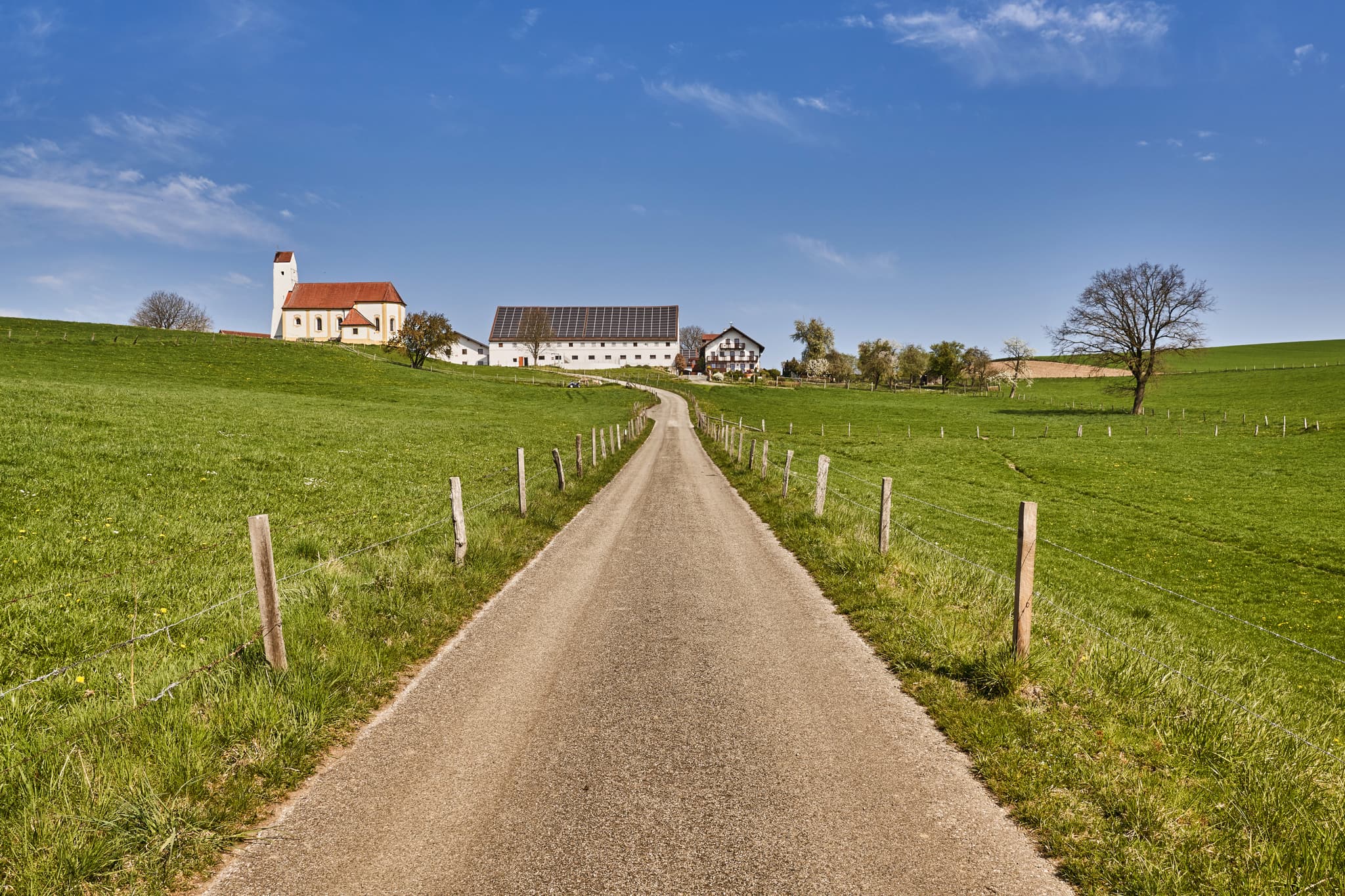 Sankt Pankratius Mettenheim, Mühldorf, Oberbayern - Die idyllische Kirche Sankt Pankratius in Mettenheim, Landkreis Mühldorf am Inn, Oberbayern, Inn-Salzach, Deutschland, eingebettet in malerische Landschaft.