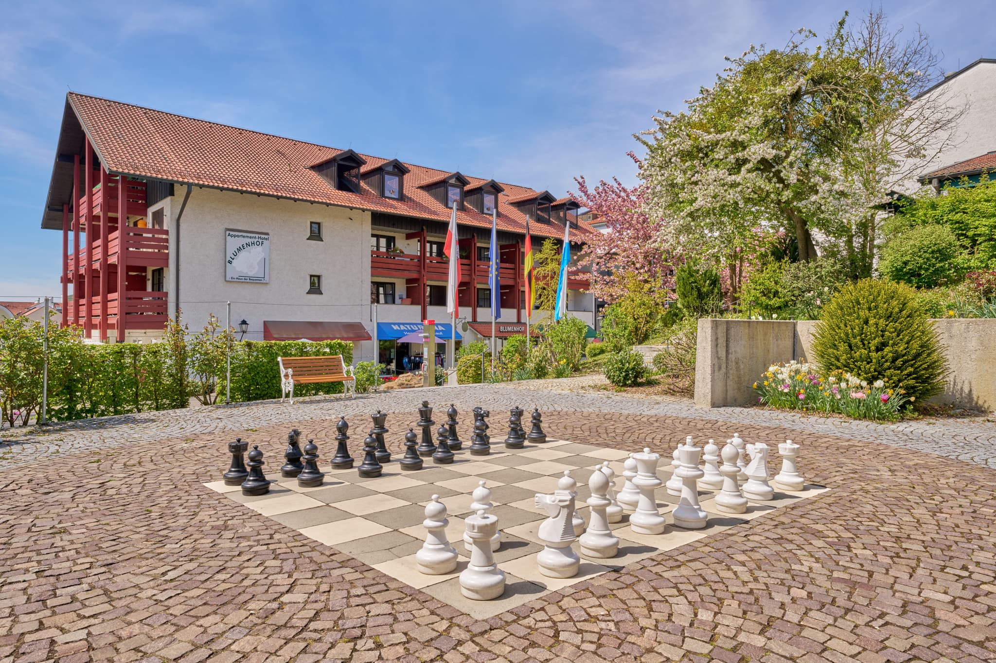 Schach Bad Griesbach, Passau, Niederbayern, Rottal - Großschachspiel im Außenbereich am Kursaal in Bad Griesbach im Rottal, Landkreis Passau, Niederbayern, Deutschland. Einladend für eine Partie Schach.