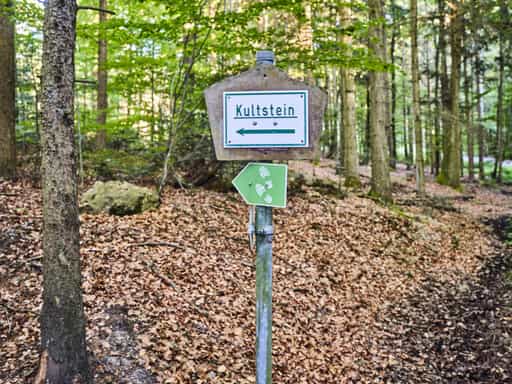 Schild zum Kultstein, St. Salvator, Bad Griesbach, Passau