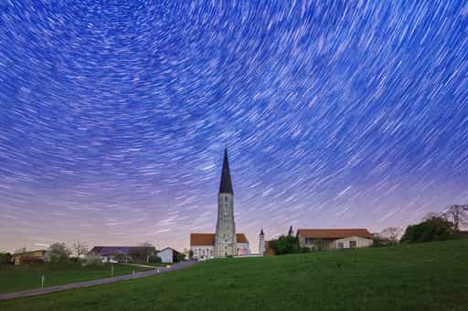 Schildthurn bei Nacht mit Startrails, Niederbayern