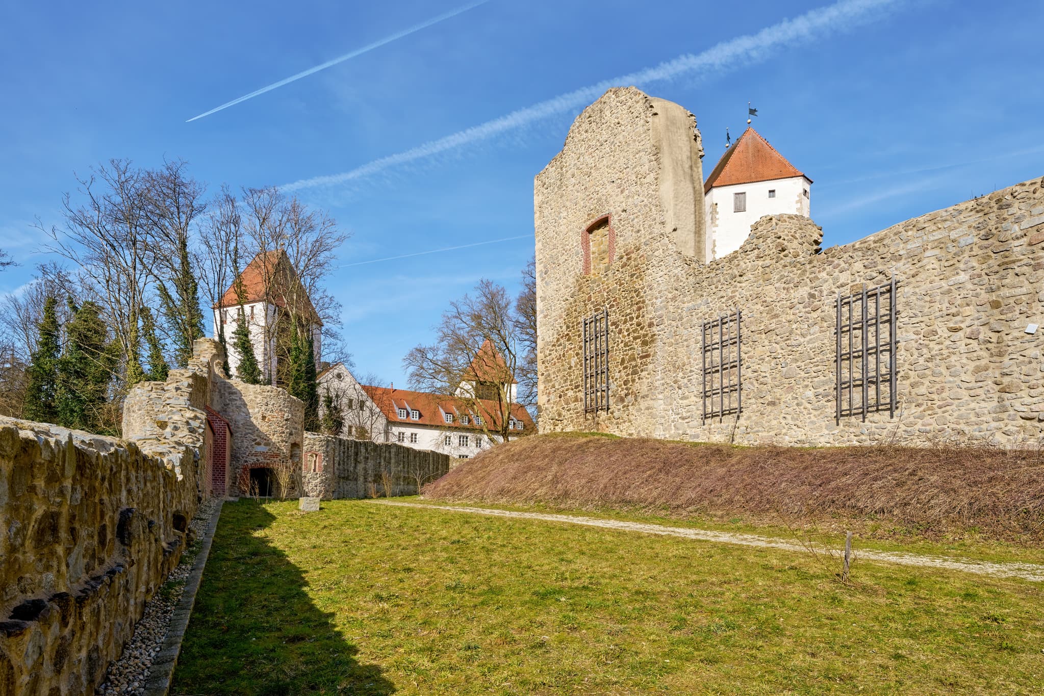 Schloss Neuburg am Inn, Landkreis Passau, Niederbayern - Schloss Neuburg, historische Burgruine und Schloss in Neuburg am Inn, Landkreis Passau, Niederbayern. Teil der Donau-Wald Region, Deutschland. Mauern und Türme.