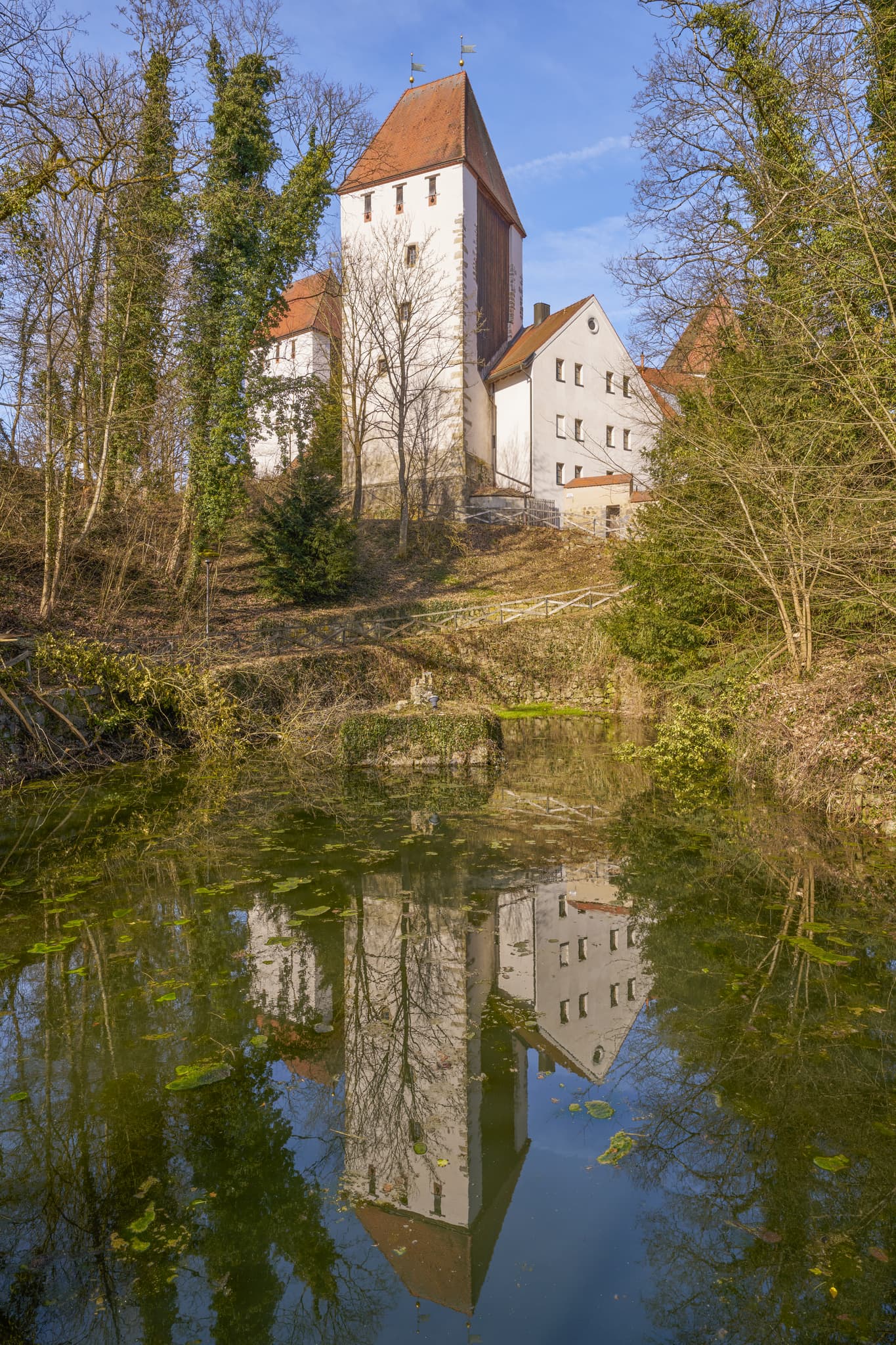 Schloss Neuburg am Inn, Passau, Niederbayern - Historisches Schloss Neuburg am Inn in Niederbayern, Deutschland. Die Anlage im Landkreis Passau spiegelt sich im Wasser, umgeben von Bäumen, Donau-Wald Region.