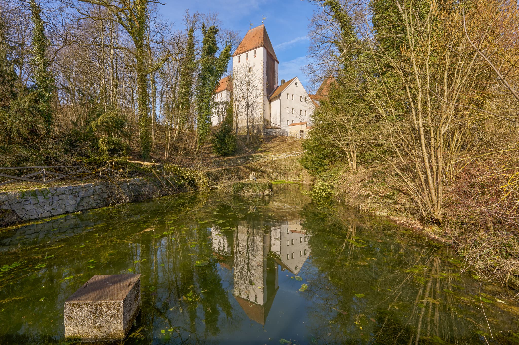 Schloss Neuburg bei Neuburg am Inn, Passau, Niederbayern - Historisches Schloss Neuburg am Inn, Passau, Niederbayern, Deutschland. Malerisch von Wasser und Baumbestand umgeben, prägt es die Donau-Wald Region.