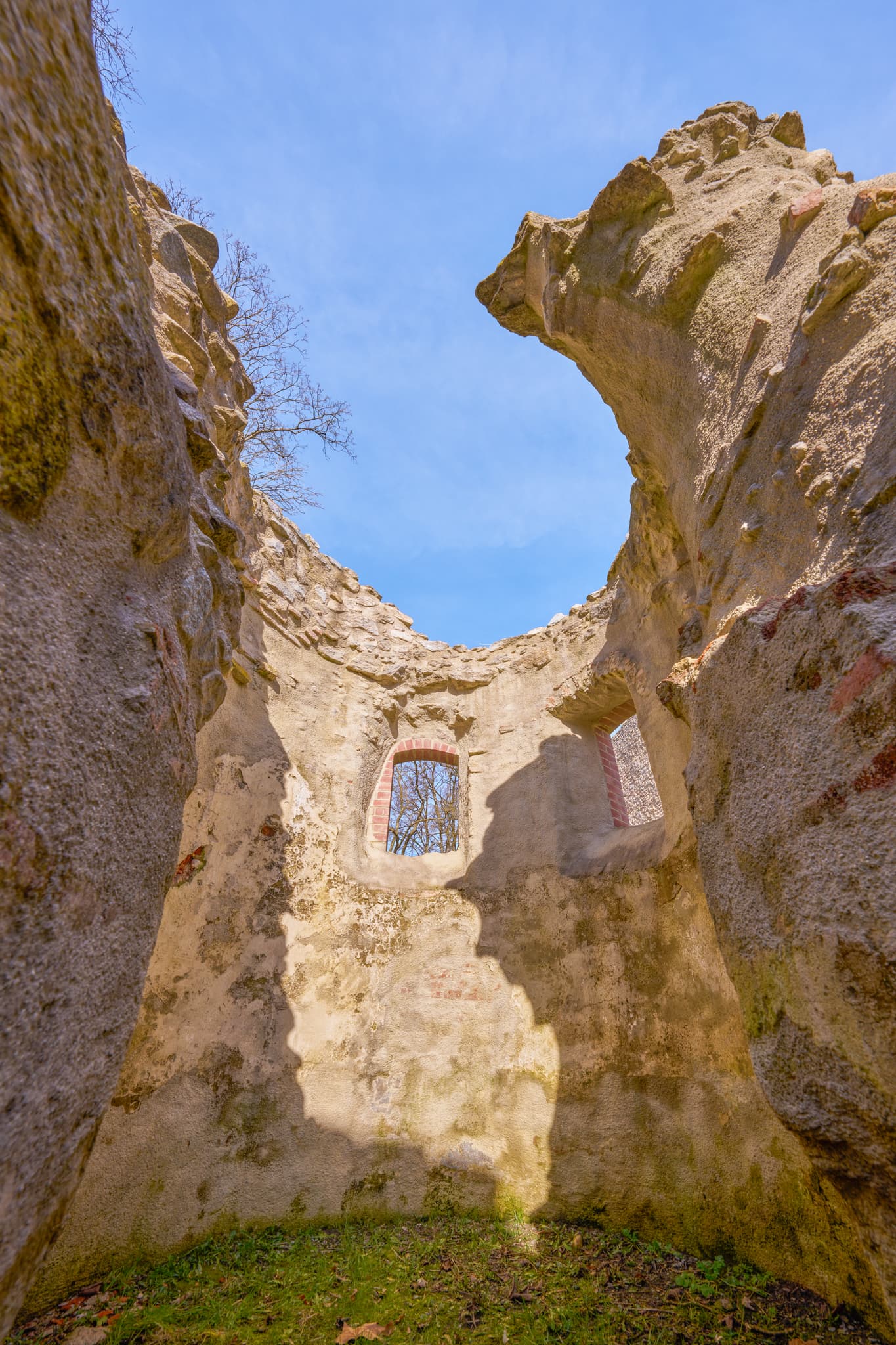 Schloss Neuburg bei Neuburg am Inn, Passau, Niederbayern - Blick in die Ruine von Schloss Neuburg bei Neuburg am Inn. Historische Mauern unter blauem Himmel im Landkreis Passau, Niederbayern, Deutschland.