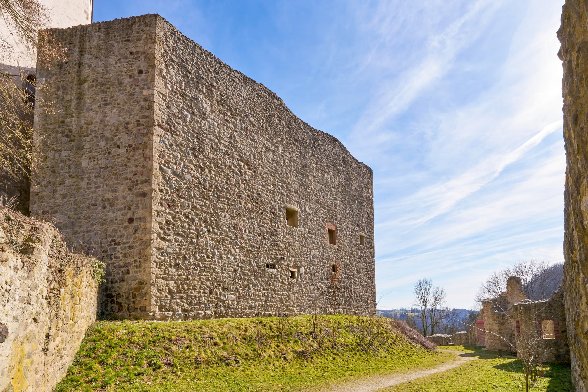 Schloss Neuburg, Neuburg am Inn, Passau, Niederbayern - Historische Ruinen des Schloss Neuburg am Inn im Landkreis Passau, Niederbayern, Deutschland. Eine beeindruckende mittelalterliche Burganlage.