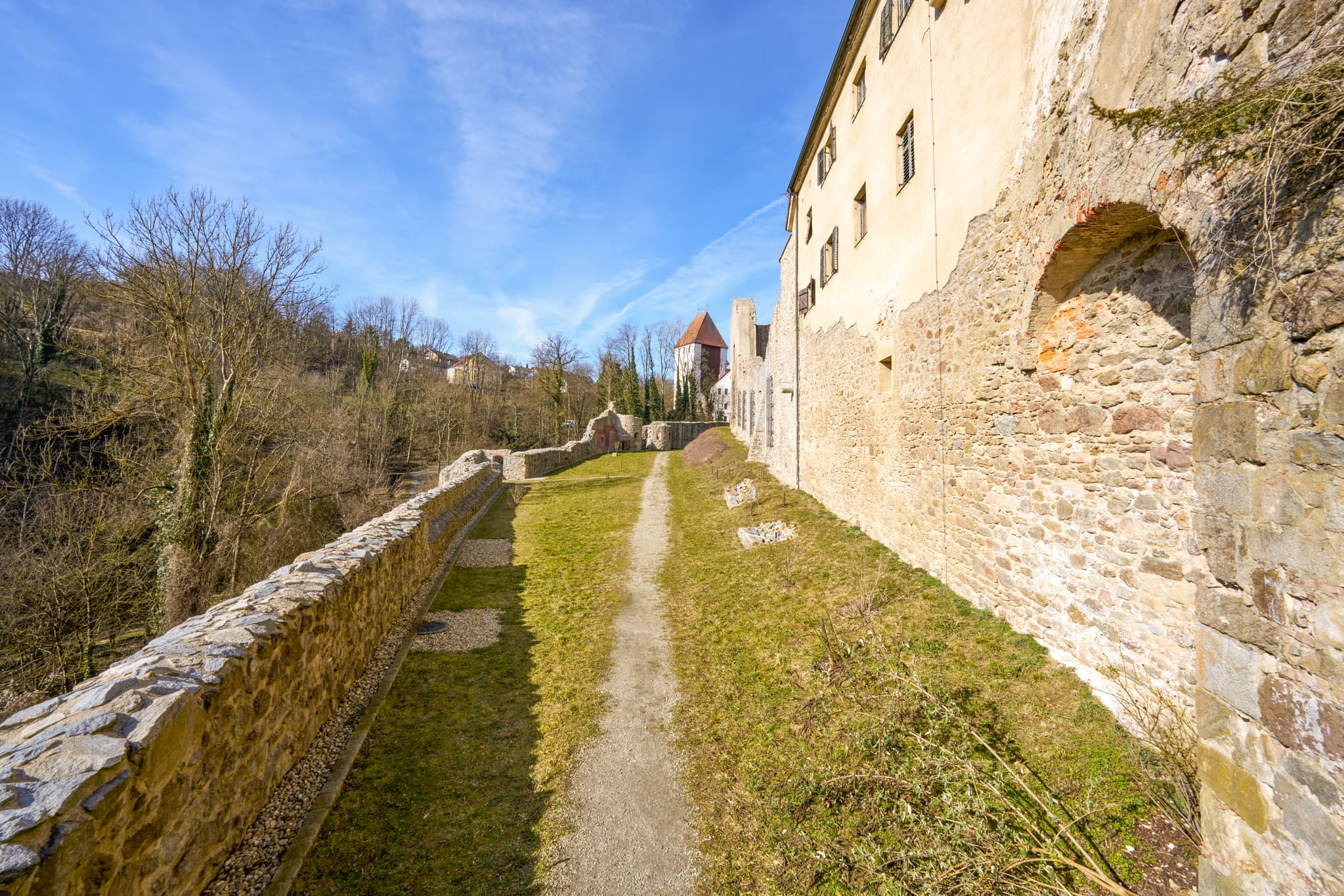 Schloss Neuburg, Neuburg am Inn, Passau, Niederbayern - Schloss Neuburg am Inn Anlage in Niederbayern, Deutschland. Imposante Außenmauern und ein Weg prägen die Landschaft im Landkreis Passau, Region Donau-Wald.