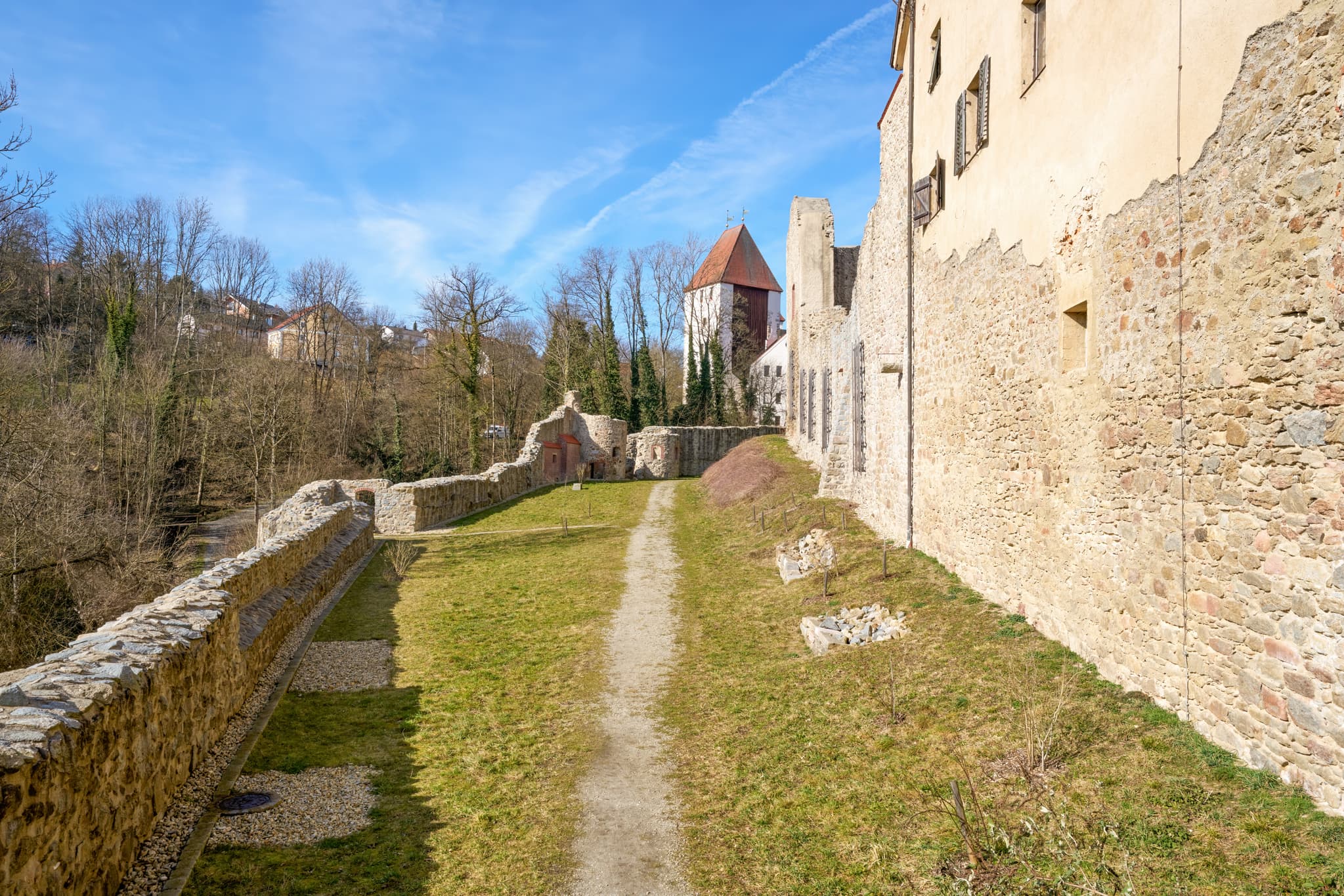 Schloss Neuburg, Neuburg am Inn, Passau, Niederbayern - Schloss Neuburg am Inn Anlage in Niederbayern, Deutschland. Imposante Außenmauern und ein Weg prägen die Landschaft im Landkreis Passau, Region Donau-Wald.