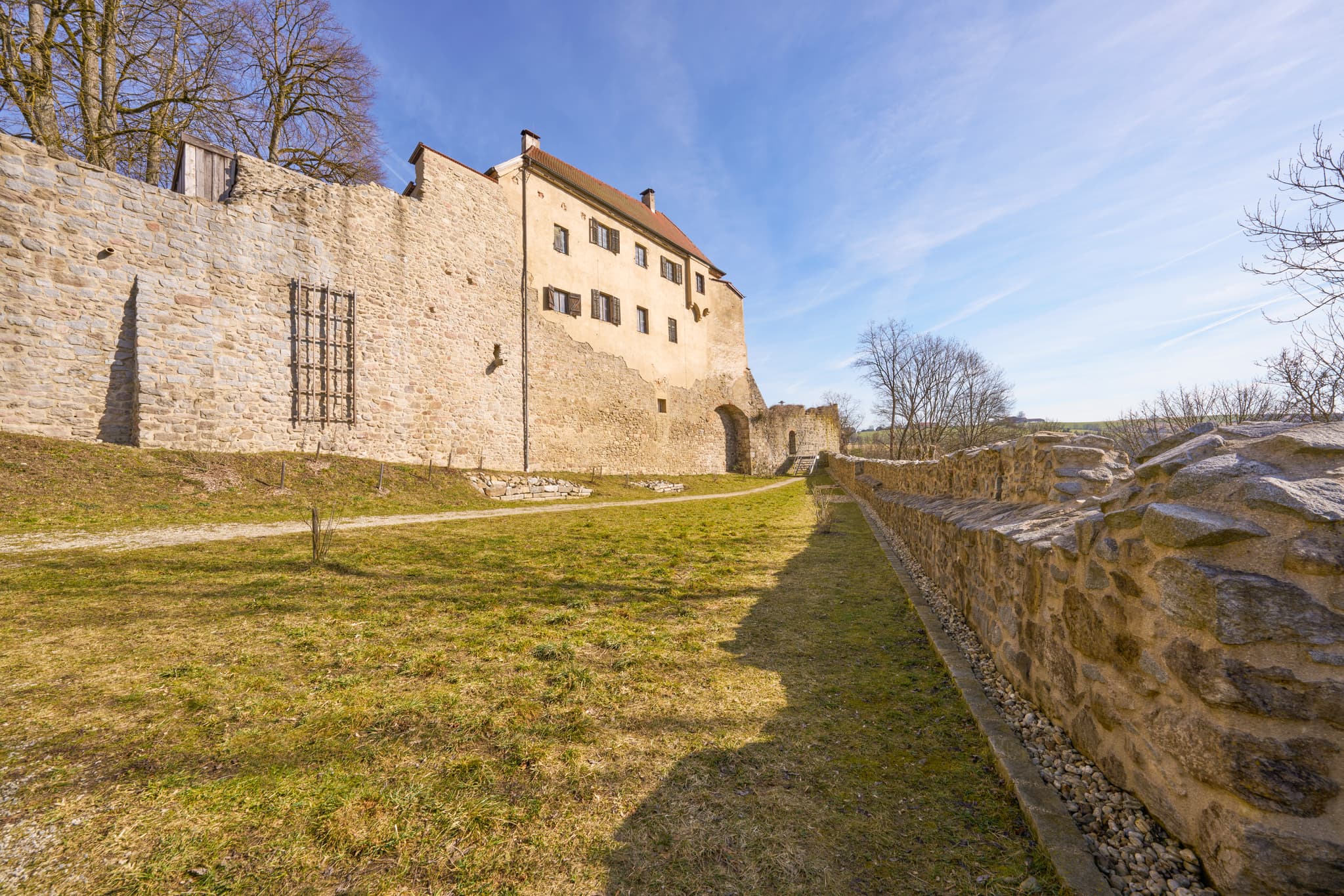 Schloss Neuburg, Neuburg am Inn, Passau, Niederbayern - Historisches Schloss Neuburg am Inn in Niederbayern, Deutschland. Die imposante Burganlage im Landkreis Passau bietet weite Ausblicke im Donau-Wald.