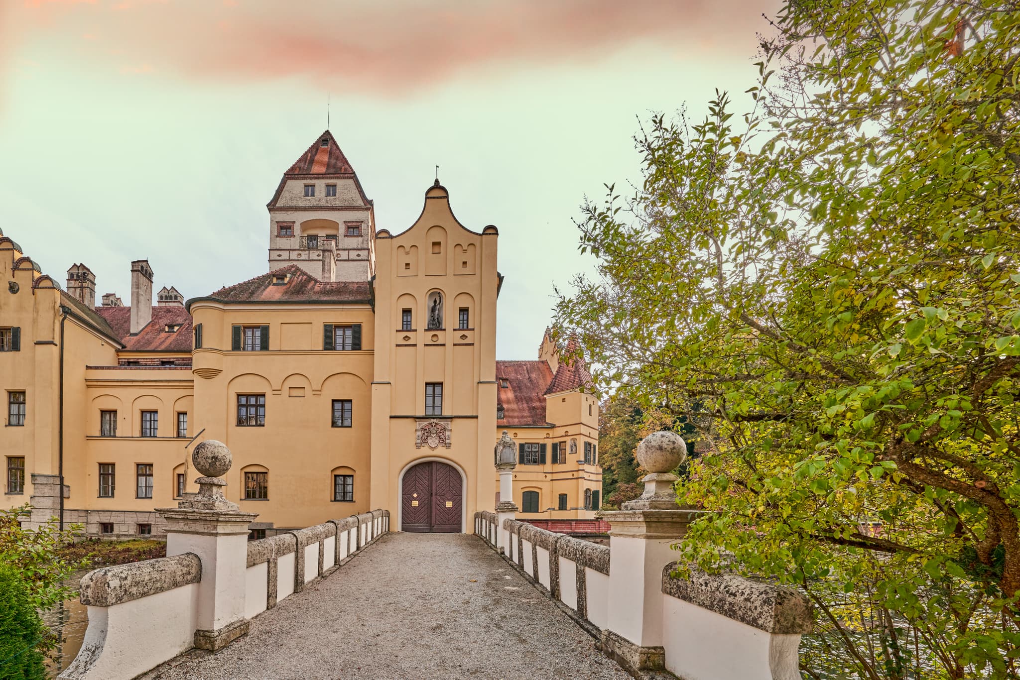Schloss Schönau Hörniweg, Rottal-Inn, Niederbayern - Schloss Schönau mit seiner charakteristischen Architektur und der Brücke im niederbayerischen Holzland, Landkreis Rottal-Inn, Deutschland.