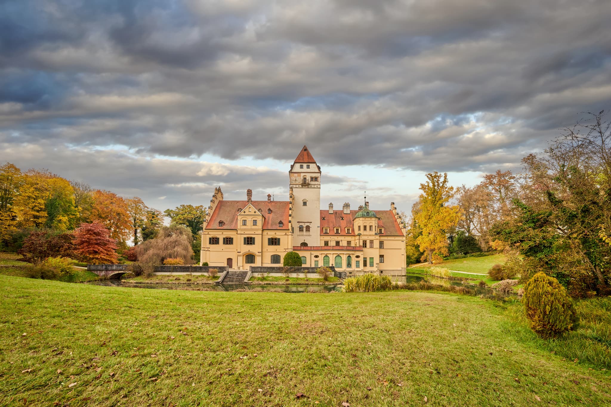 Schloss Schönau Hörniweg, Schönau, Rottal-Inn, Niederbayern - Historisches Schloss Schönau mit Parkanlage und Herbstfarben in Schönau, Landkreis Rottal-Inn, Niederbayern. Malerisches Bauwerk im Holzland, Deutschland.