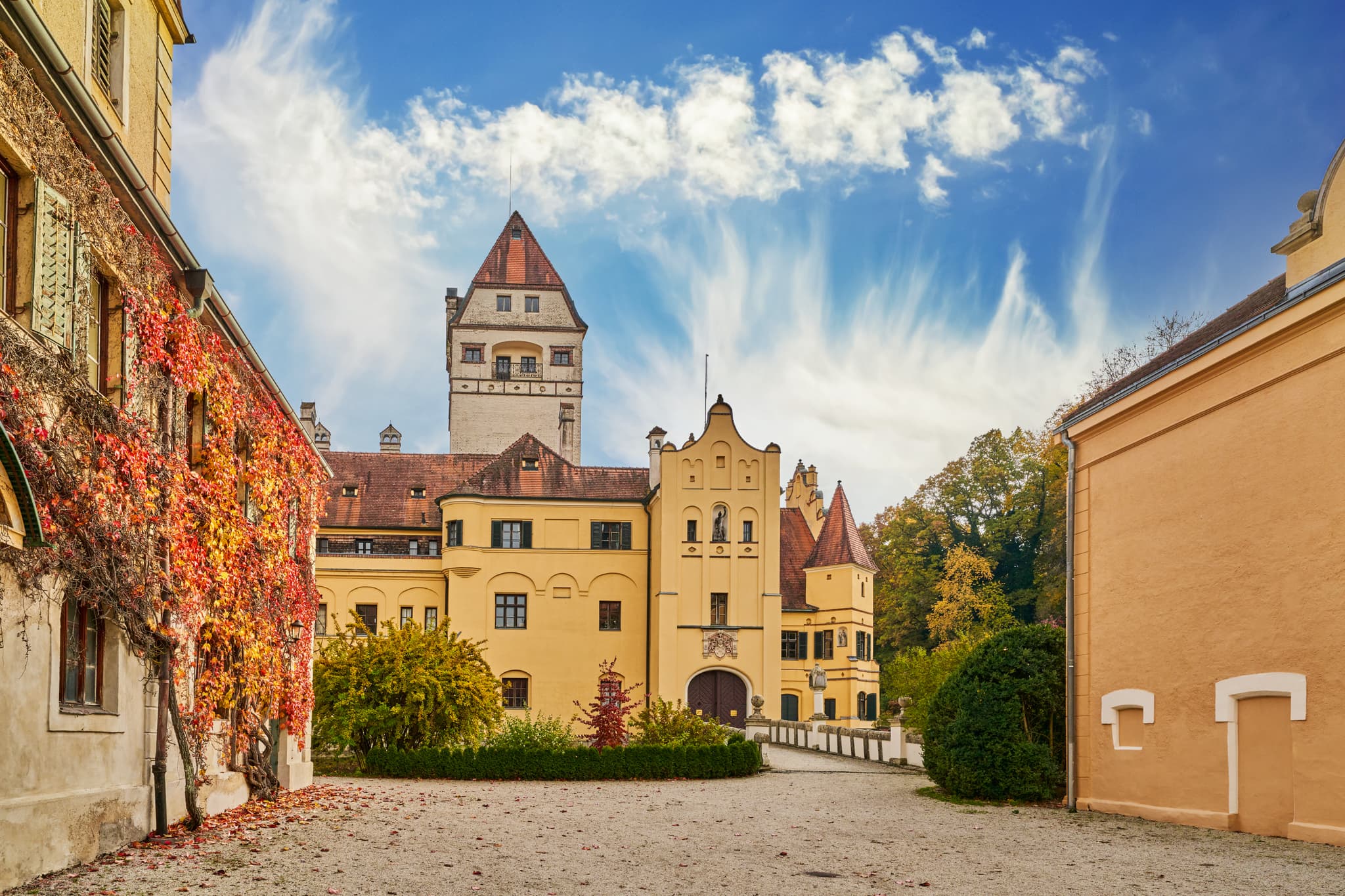 Schloss Schönau Hörniweg, Schönau, Rottal-Inn, Niederbayern - Schloss Schönau, ein historisches Bauwerk, in Schönau im Landkreis Rottal-Inn, Niederbayern. Es prägt die Landschaft der Region Holzland in Deutschland.