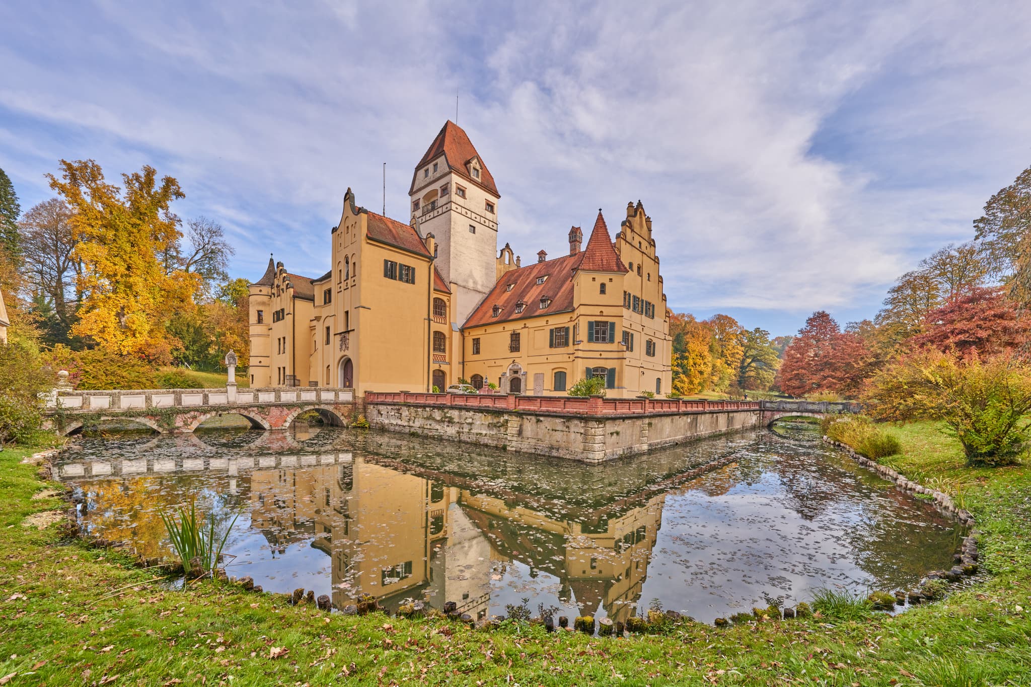 Schloss Schönau, Schönau, Rottal-Inn, Niederbayern - Schloss Schönau in Schönau, Rottal-Inn. Wasserschloss im Holzland, Niederbayern, Deutschland. Mit Wassergraben und Brücke in malerischer Herbstlandschaft.