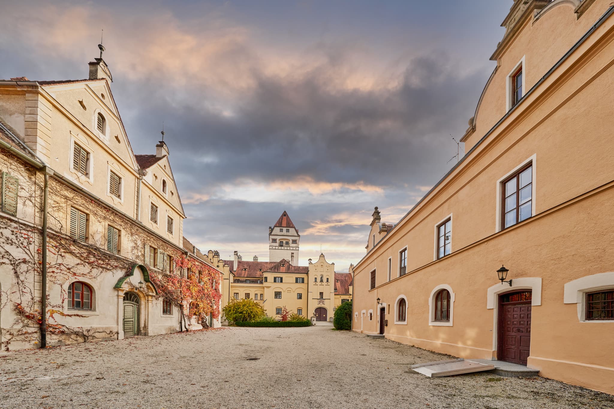 Schloss Vorhof Hörniweg, Schönau, Rottal-Inn, Niederbayern - Historischer Schloss Vorhof Hörniweg in Schönau, Rottal-Inn. Das Bild zeigt die beeindruckende Architektur des Schlosses in Niederbayern, Deutschland.