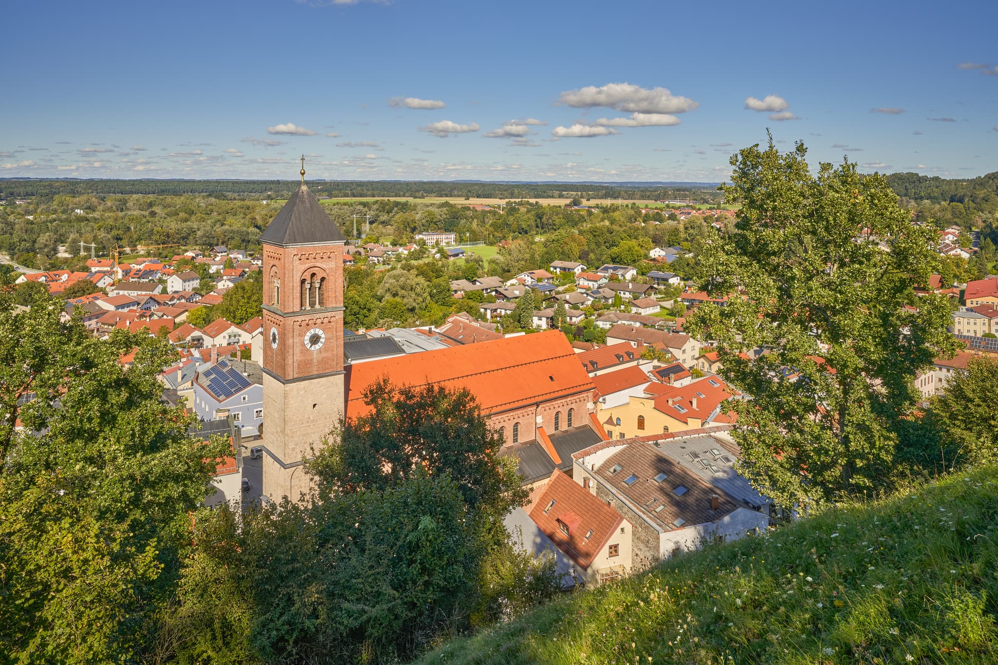 Schlossberg Aussicht auf Kirche, Mühldorf am Inn, Oberbayern - Blick vom Schlossberg auf Kraiburg am Inn, Landkreis Mühldorf am Inn, Oberbayern, Deutschland. Die Inn-Salzach Region zeigt sanfte Hügel und ländlichen Charme.