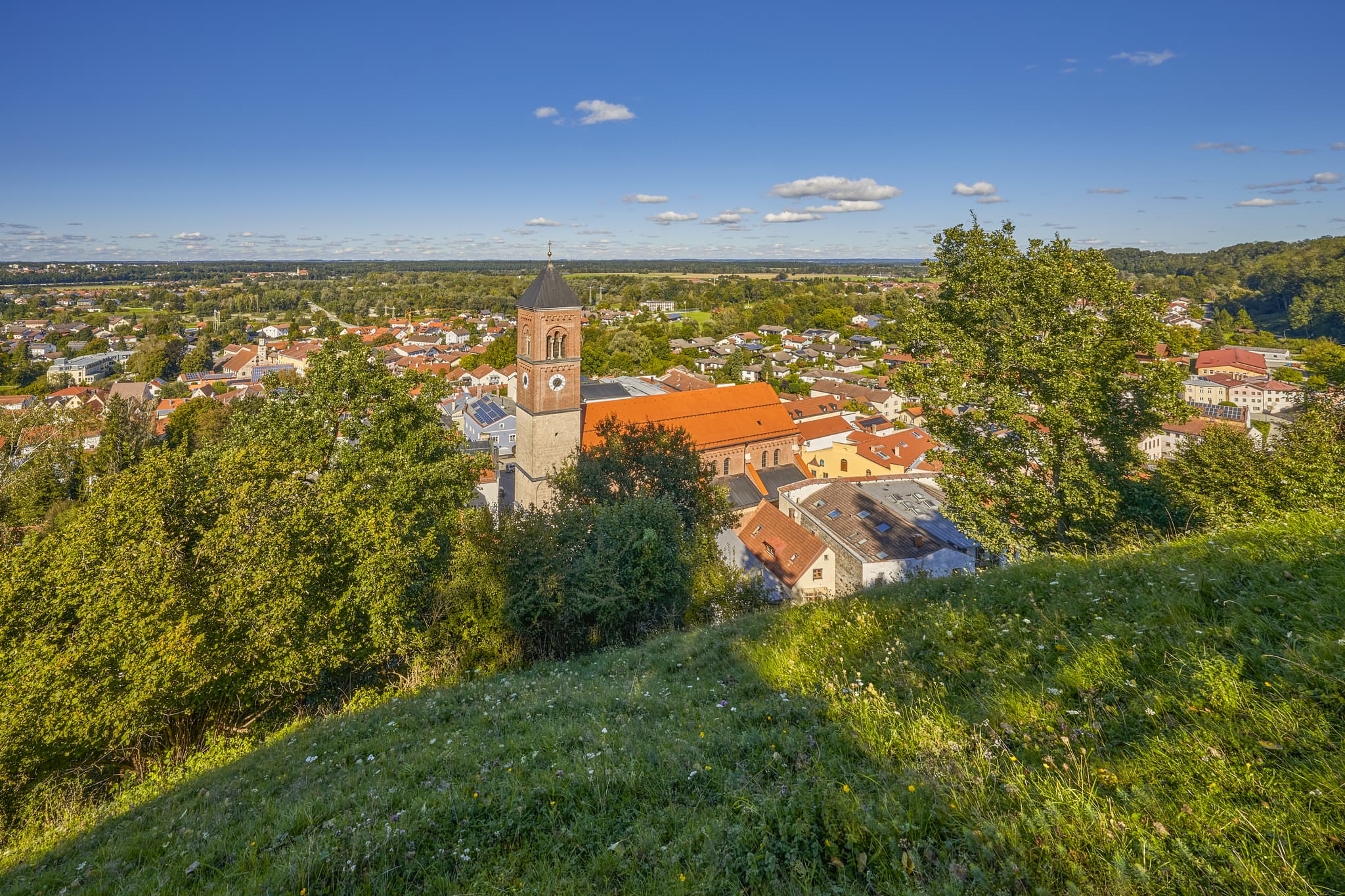 Schlossberg Aussicht mit Kirche, Mühldorf am Inn, Oberbayern - Schlossberg Aussicht auf Kraiburg mit Pfarrkirche St. Bartholomäus, Mühldorf am Inn, Oberbayern, Inn-Salzach, Deutschland. Historisch in grüner Landschaft.