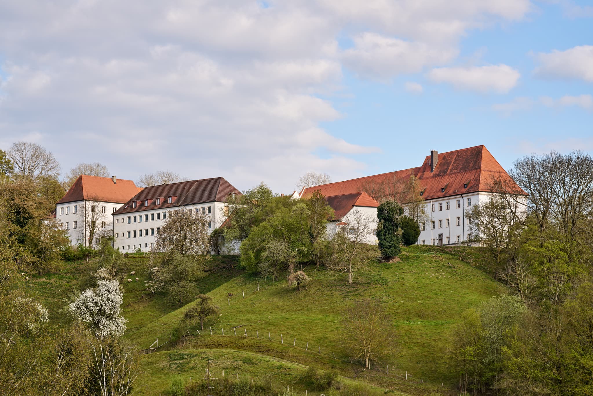 Schlossberg Bad Griesbach, Passau, Niederbayern - Historisches Schloss auf dem Schlossberg in Bad Griesbach, Landkreis Passau, Niederbayern, Deutschland. Erkunden Sie die malerische Bäderdreieck-Region.