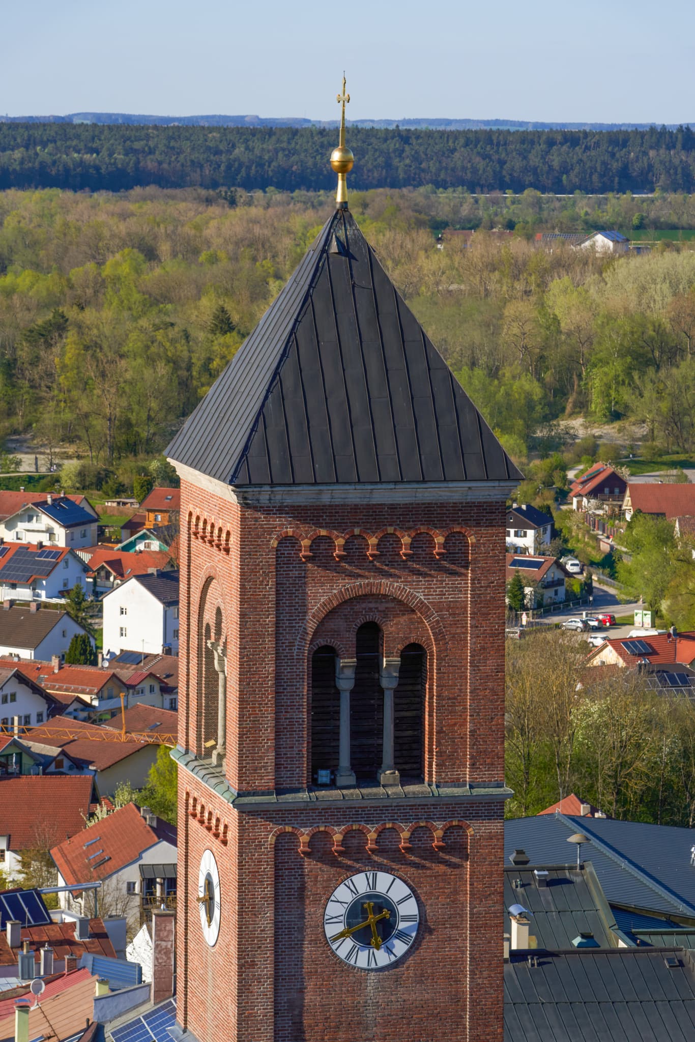 Schlossberg Blick auf Kirchturm Schlossberg, Kraiburg am Inn - Kirchturm Kraiburg vom Schlossberg aus gesehen, Landkreis Mühldorf am Inn, Oberbayern. Das Inn-Salzach-Gebiet in Deutschland mit Dorfszenerie und Wald.