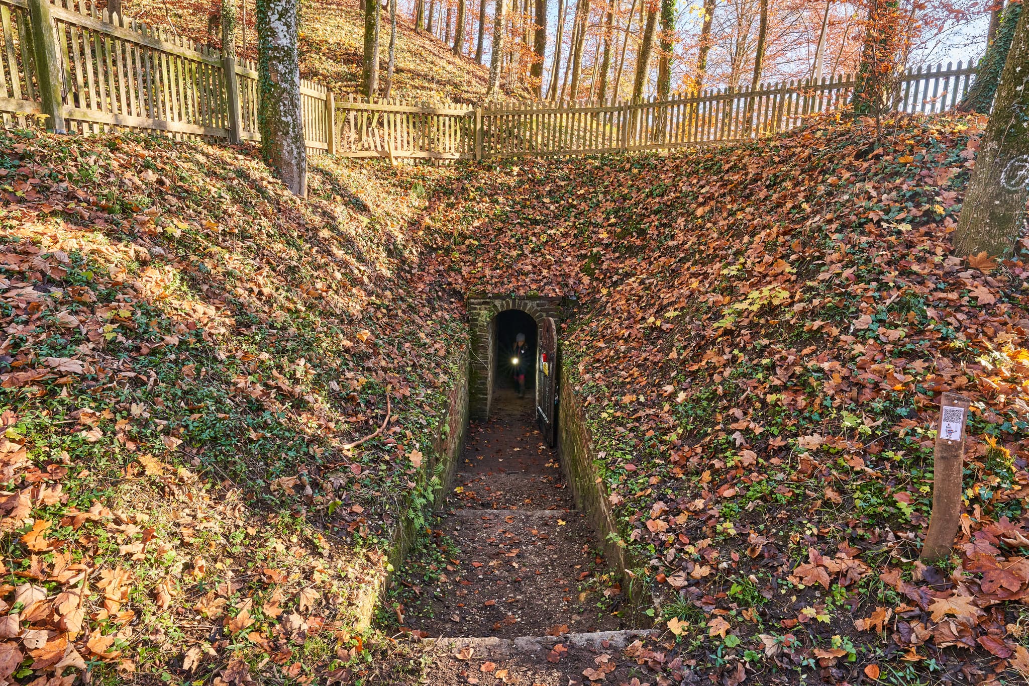 Schlossberg Burgstall Eingang, Julbach, Rottal-Inn - Burgstall, Ziegelmauerwerk-Tunnel im Schlossberg bei Julbach, Gemeinde Julbach, Landkreis Rottal-Inn, Niederbayern, Holzland/Bäderdrieck, Bayern, Deutschland.