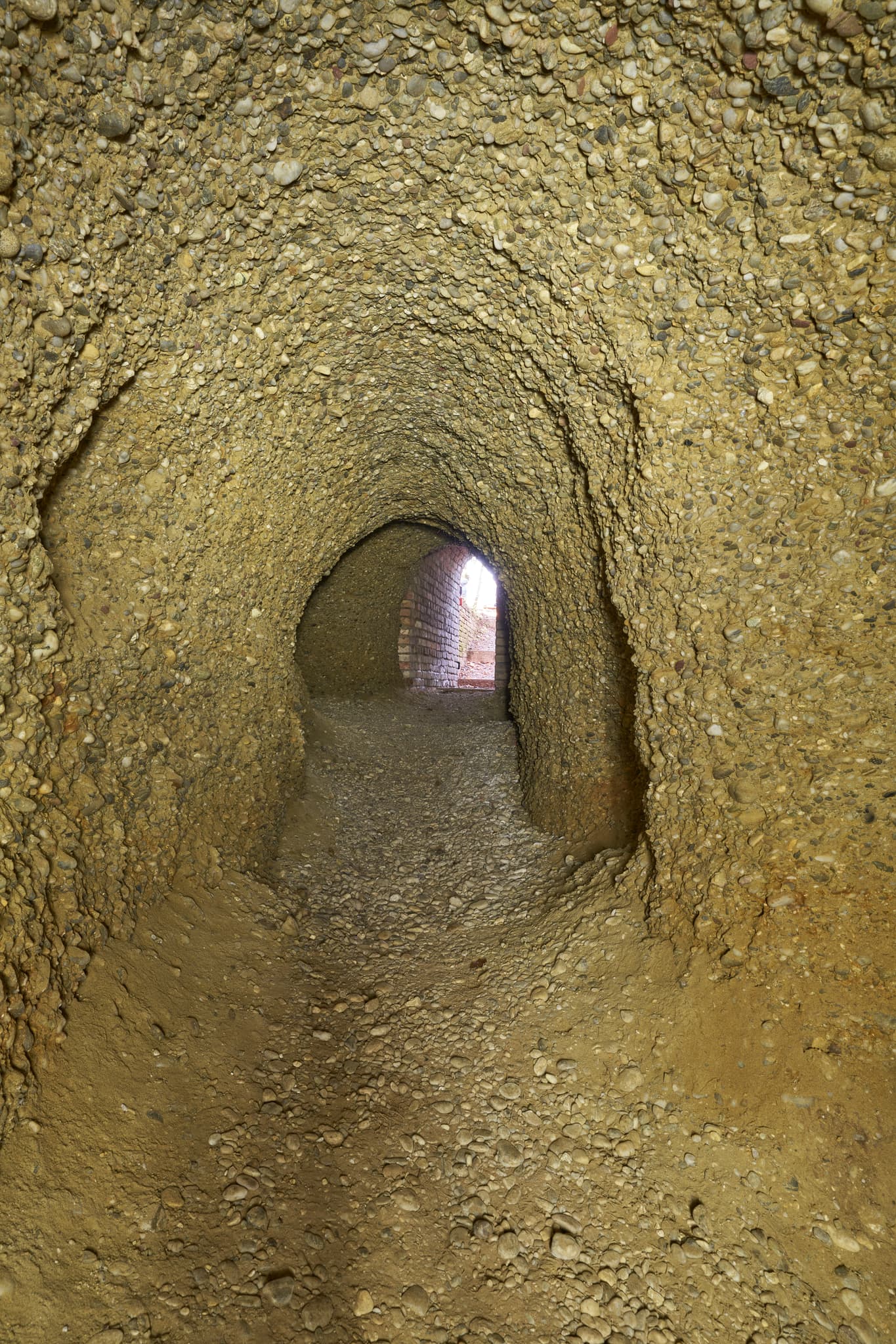Schlossberg Burgstall, Licht am Eingang, Julbach, Rottal-Inn - Burgstall, zum Eingang im Schlossberg bei Julbach, Gemeinde Julbach, Landkreis Rottal-Inn, Niederbayern, Holzland/Bäderdrieck, Bayern, Deutschland.