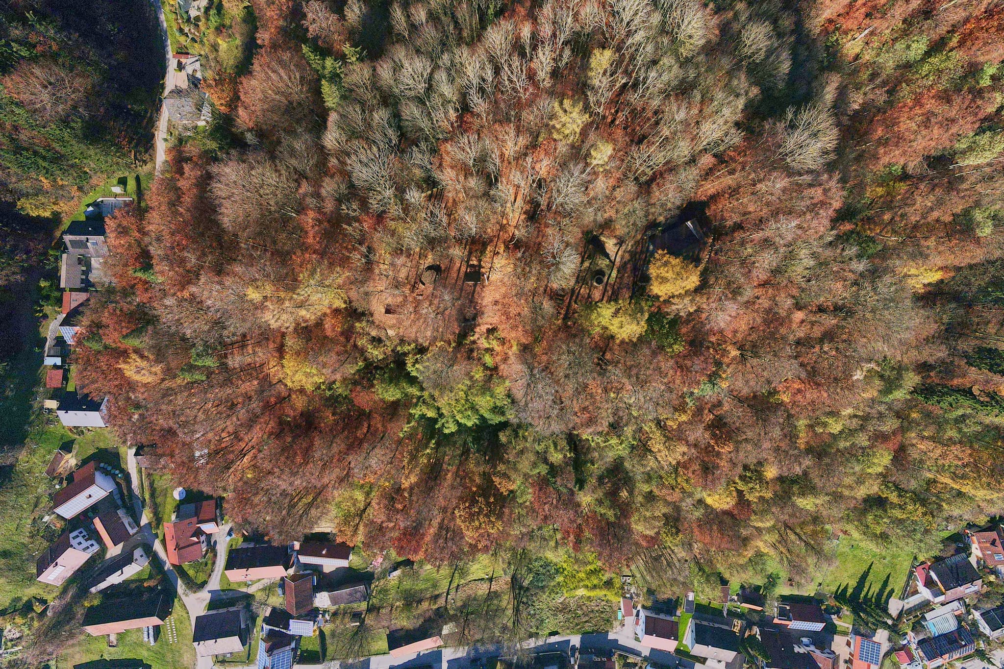 Schlossberg Herbst, Julbach, Rottal-Inn, Niederbayern - Herbstliche Luftaufnahme eines Waldes nahe Schlossberg, Julbach. Rottal-Inn, Niederbayern, Holzland/Bäderdreieck, Bayern, Deutschland.