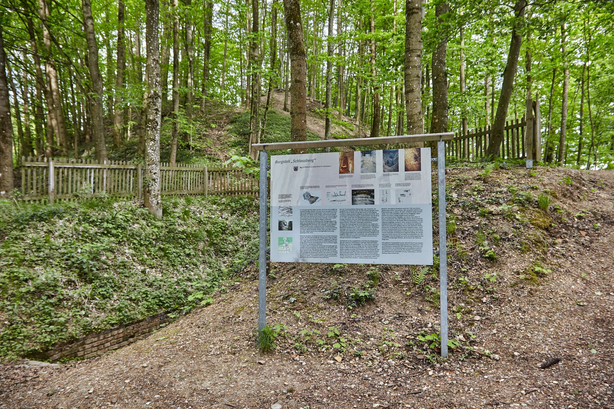 Schlossberg, Infotafel, Julbach, Rottal-Inn - Infotafel auf dem Schlossberg in Julbach, Gemeinde Julbach, Landkreis Rottal-Inn, Niederbayern, Holzland, Bayern, Deutschland.