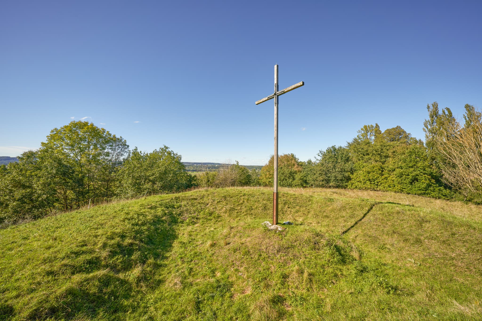 Schlossberg Kreuz, Kraiburg, Mühldorf am Inn - Wegkreuz auf dem Schlossberg Kreuz bei Kraiburg, Mühldorf am Inn. Panoramablick über die Landschaft in Oberbayern, Region Inn-Salzach, Deutschland.