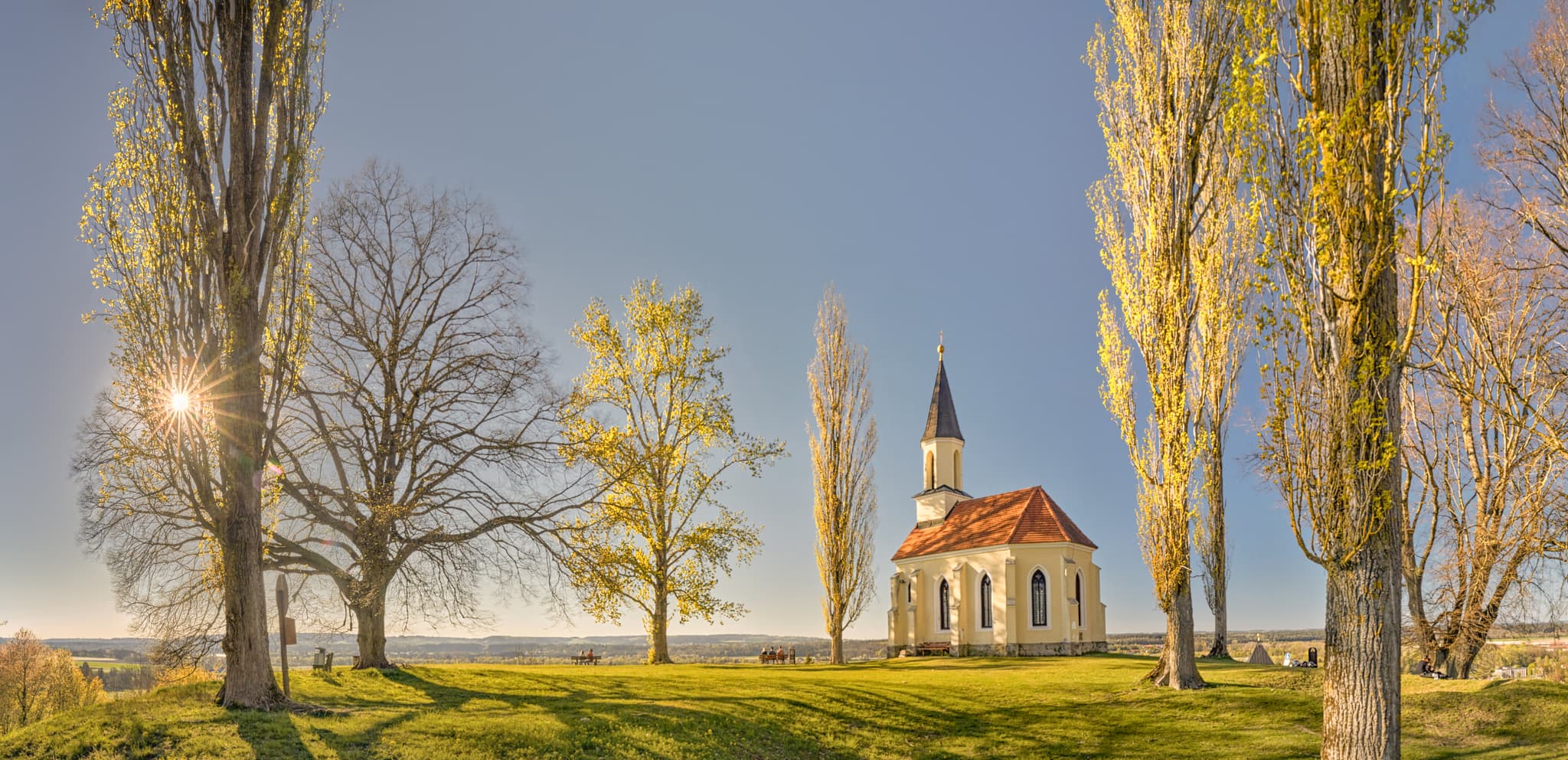 Schlossberg mit Kapelle, Mühldorf am Inn, Oberbayern - Panorama der Schlossberg Kapelle in Kraiburg, Mühldorf am Inn, Oberbayern. Auf einem Hügel der Inn-Salzach Region, Deutschland, bietet eine schöne Aussicht.
