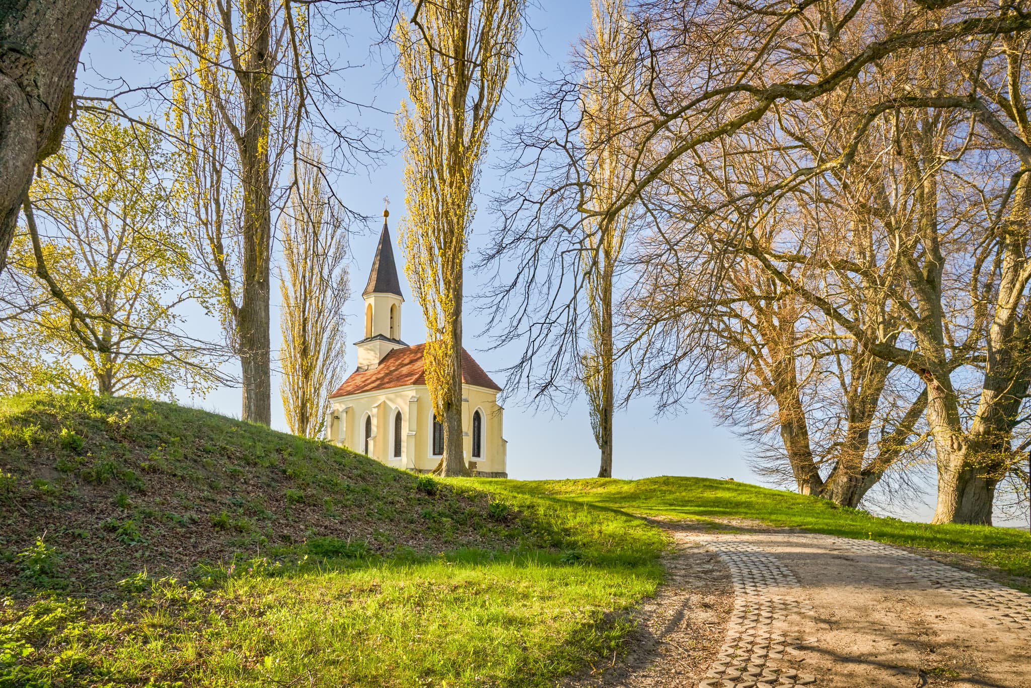 Schlossberg mit St.-Georgs-Kirchlein, Mühldorf am Inn - Das Bild zeigt das St.-Georgs-Kirchlein auf dem Schlossberg in Kraiburg am Inn, Landkreis Mühldorf am Inn, Oberbayern, Region Inn-Salzach, Deutschland.