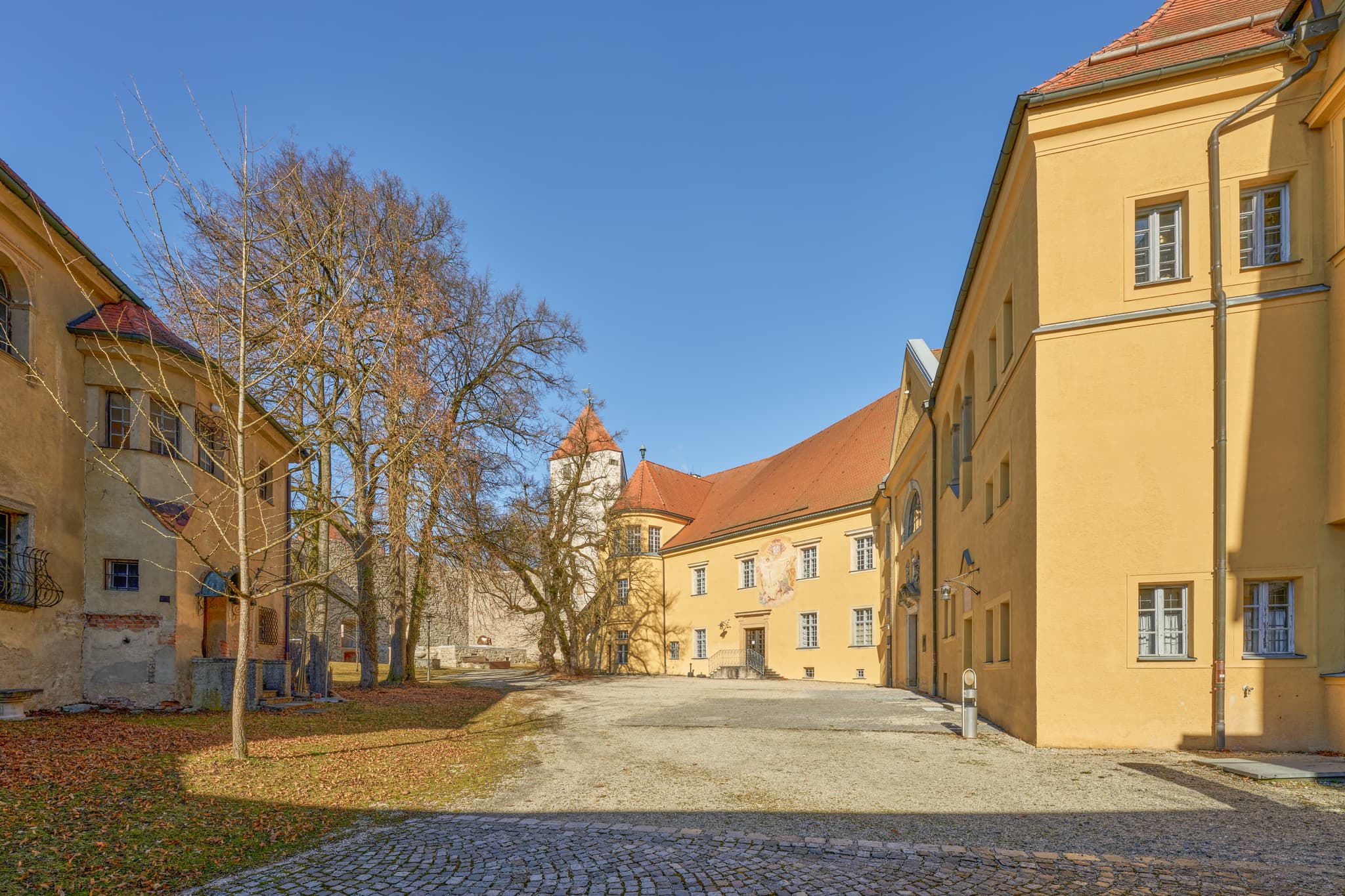 Schlosshof Neuburg am Inn Panorama, Passau, Niederbayern - Schlosshof Neuburg am Inn, eine historische Anlage in Neuburg am Inn, Landkreis Passau, Niederbayern, Deutschland. Das Bauwerk in der Region Donau-Wald.