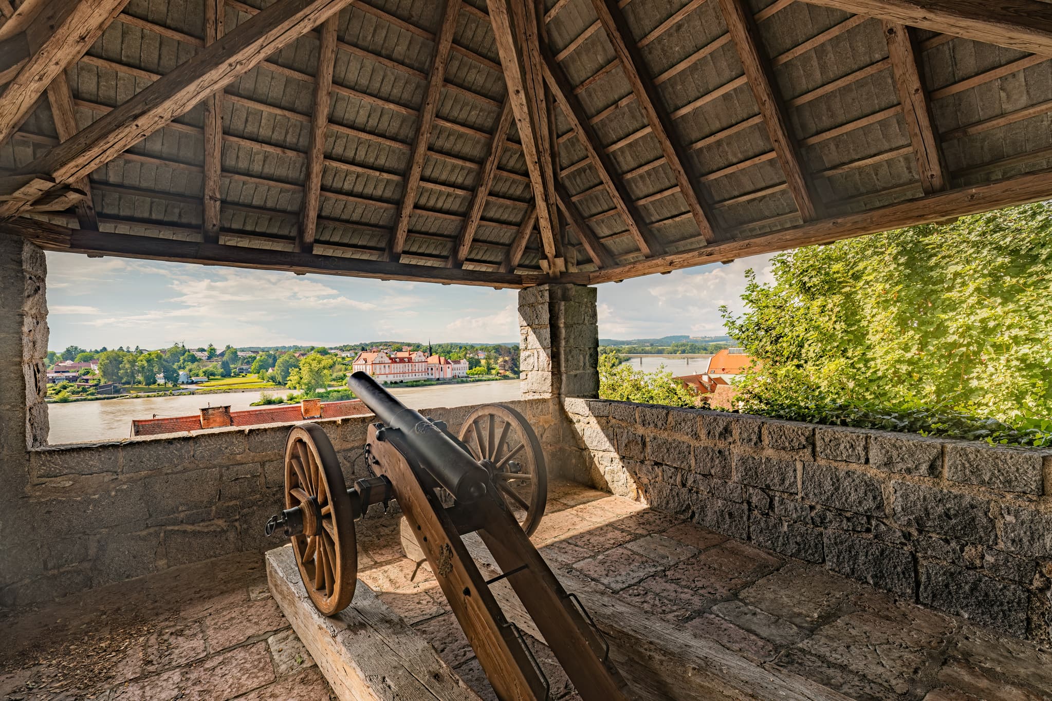 Schlosspark Kanonenturm, Schärding, Oberösterreich - Blick vom Kanonenturm im Schlosspark Schärding, Oberösterreich. Historische Kanone überblickt den Fluss Inn in Schärding im Innviertel, Österreich.