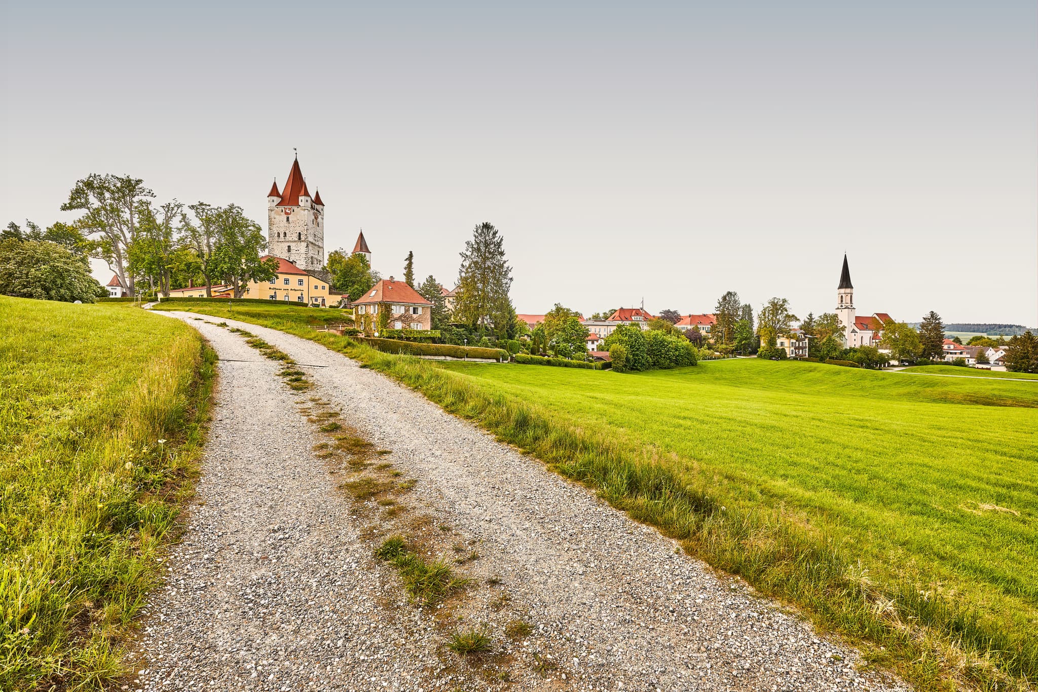 Schlossturm Burg Turm, Haag, Mühldorf am Inn, Oberbayern - Der historische Schlossturm in Haag, Landkreis Mühldorf am Inn, Oberbayern, Deutschland, ist ein markantes Wahrzeichen der Region Inn-Salzach.
