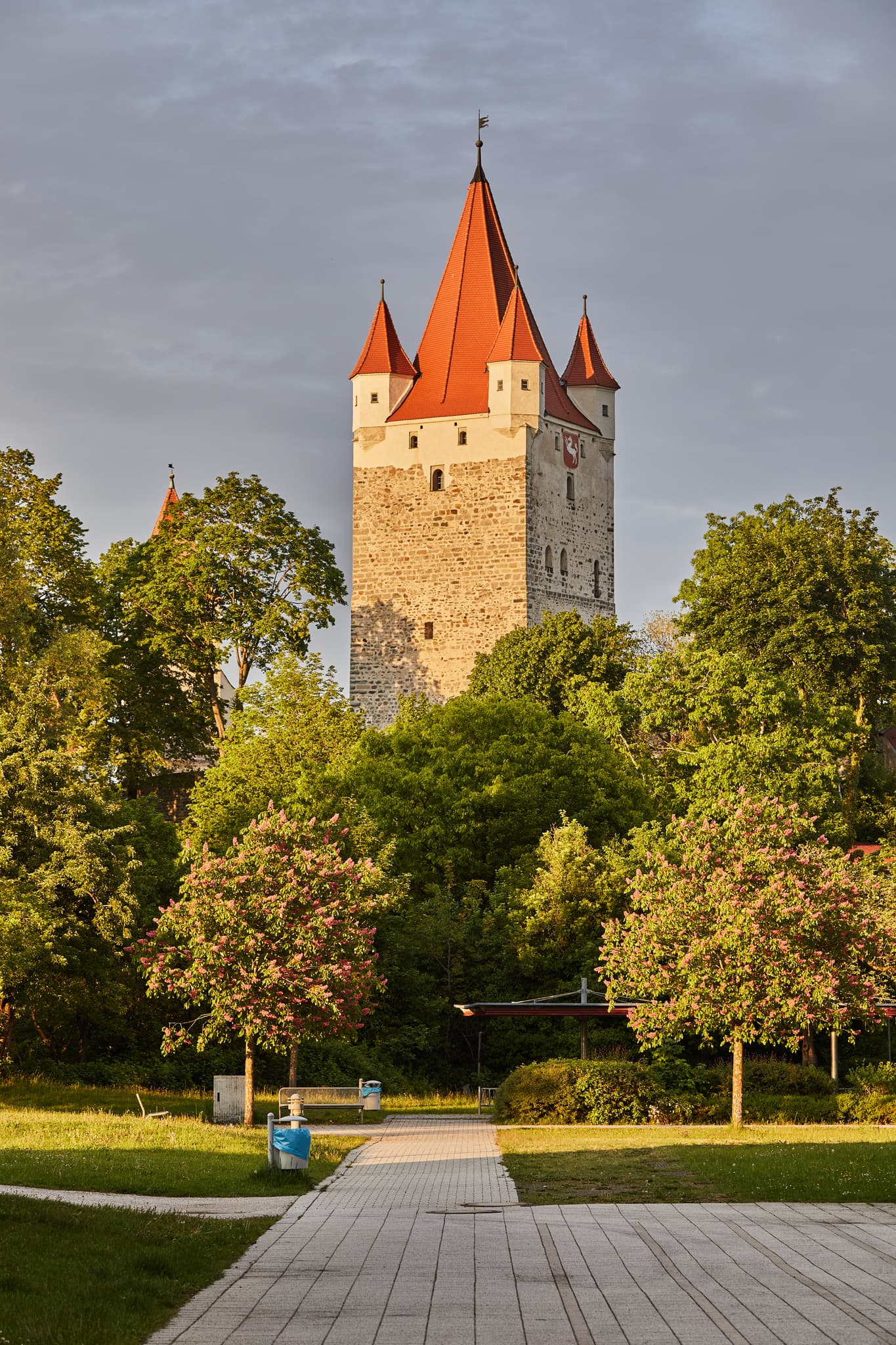 Schlossturm Burg Turm, Haag, Mühldorf am Inn, Oberbayern - Markanter Schlossturm in Haag, Landkreis Mühldorf am Inn, Oberbayern. Historischer Burgturm in der Region Inn-Salzach, Deutschland, von Grün umgeben.