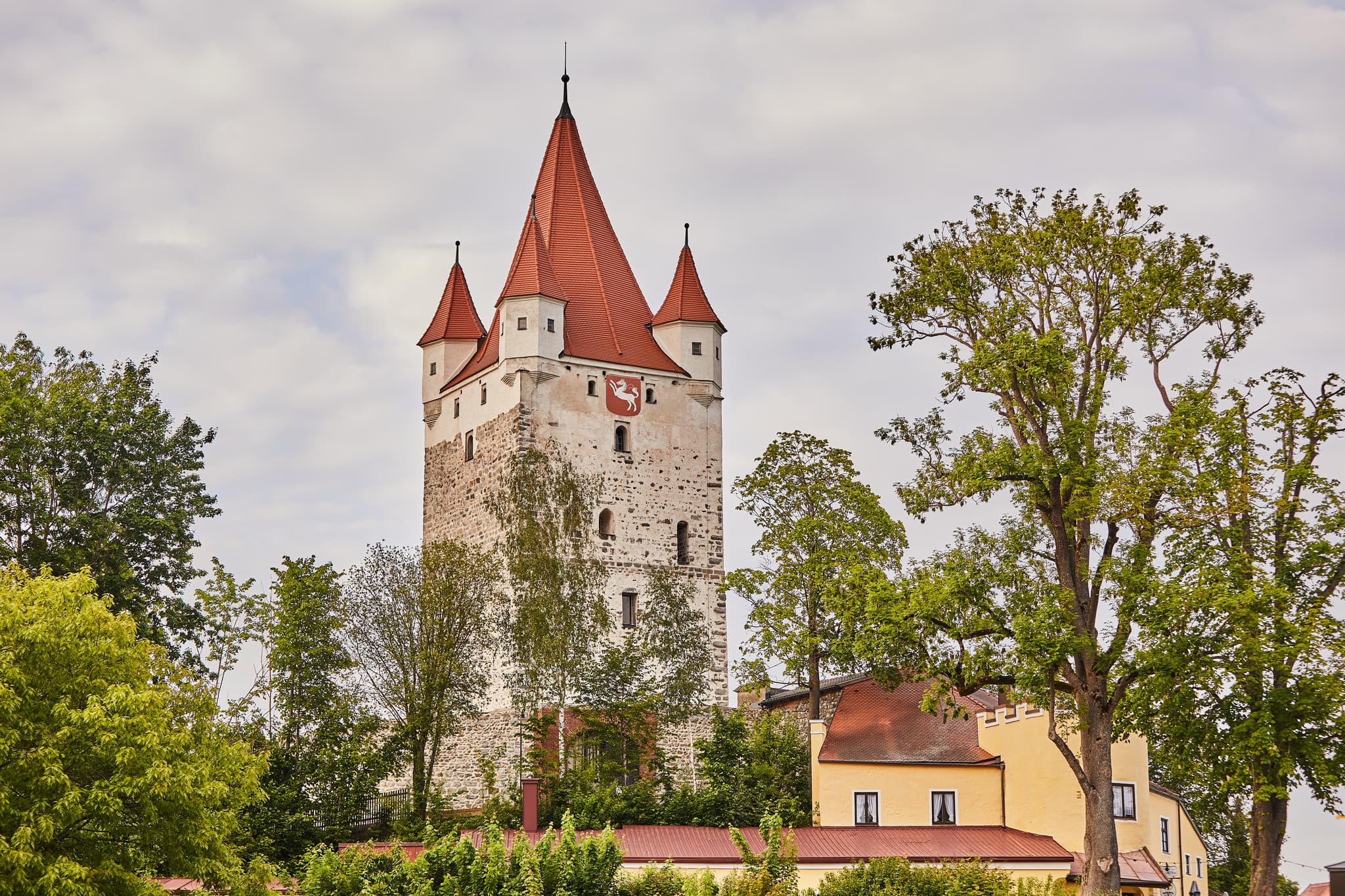 Schlossturm Burg Turm, Haag, Mühldorf am Inn, Oberbayern - Markanter Schlossturm, Teil der historischen Burganlage in Haag, Mühldorf am Inn. Bauwerk in Oberbayern, Inn-Salzach, Deutschland. Umgeben von Bäumen.
