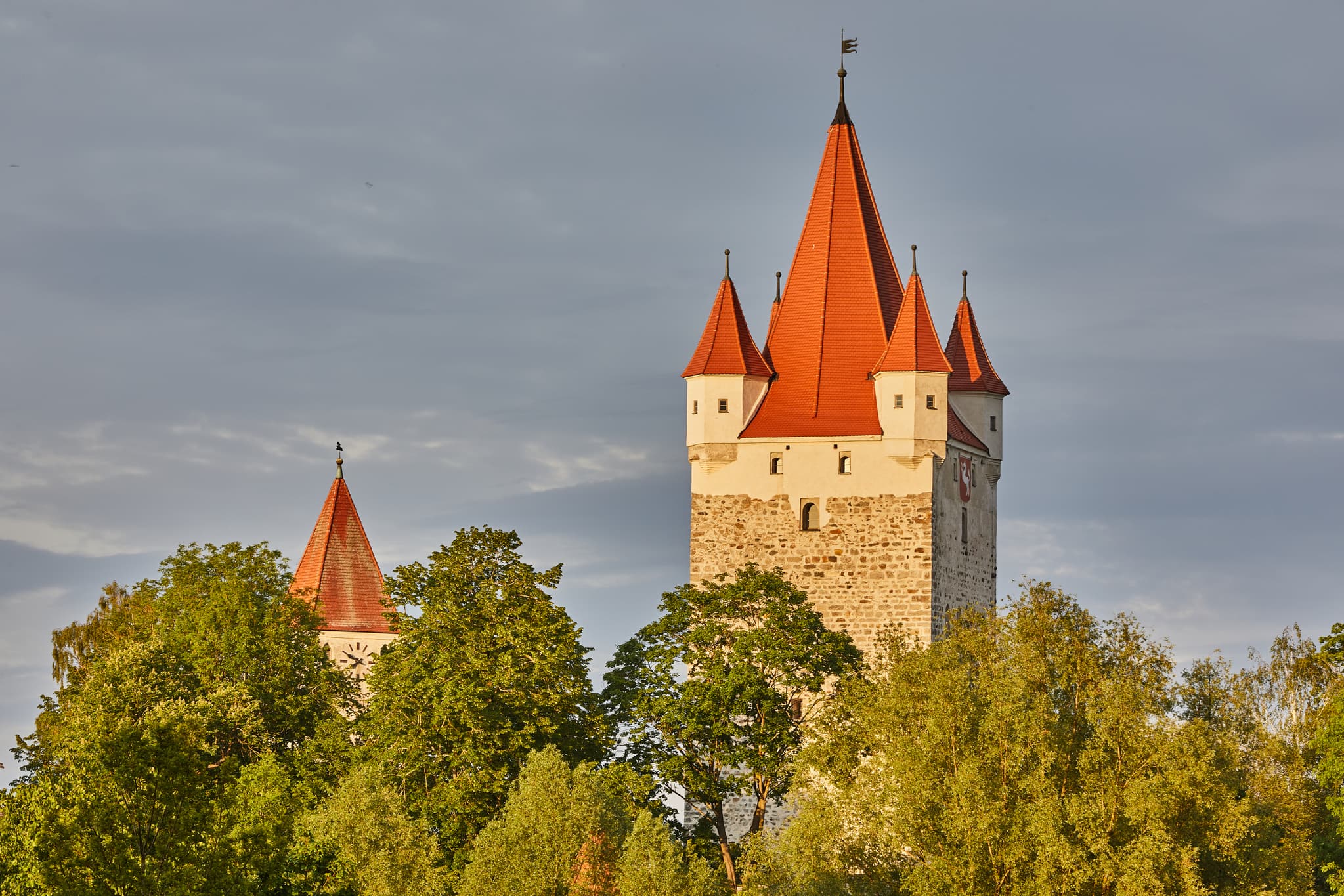 Schlossturm Burg Turm Haag, Mühldorf am Inn, Oberbayern - Historischer Schlossturm in Haag, Mühldorf am Inn, Oberbayern. Umgeben von Bäumen. Region Inn-Salzach, Deutschland.
