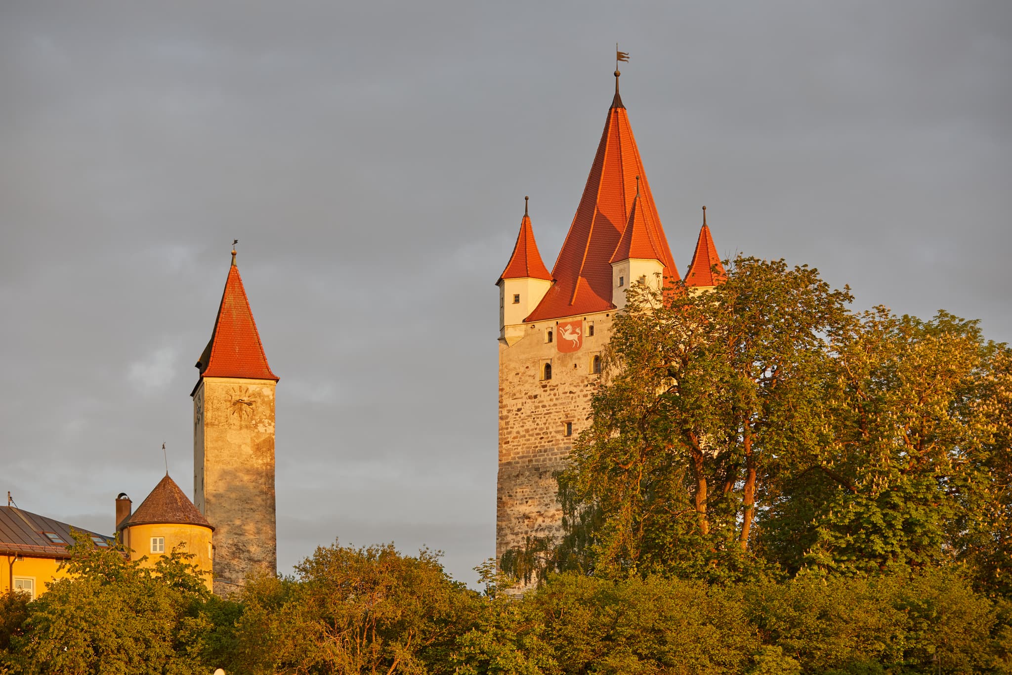 Schlossturm Burg Turm, Haag, Mühldorf am Inn, Oberbayern - Schlossturm und Burgturm in Haag, Mühldorf am Inn, Oberbayern. Historische Türme inmitten der Landschaft der Inn-Salzach Region in Deutschland.