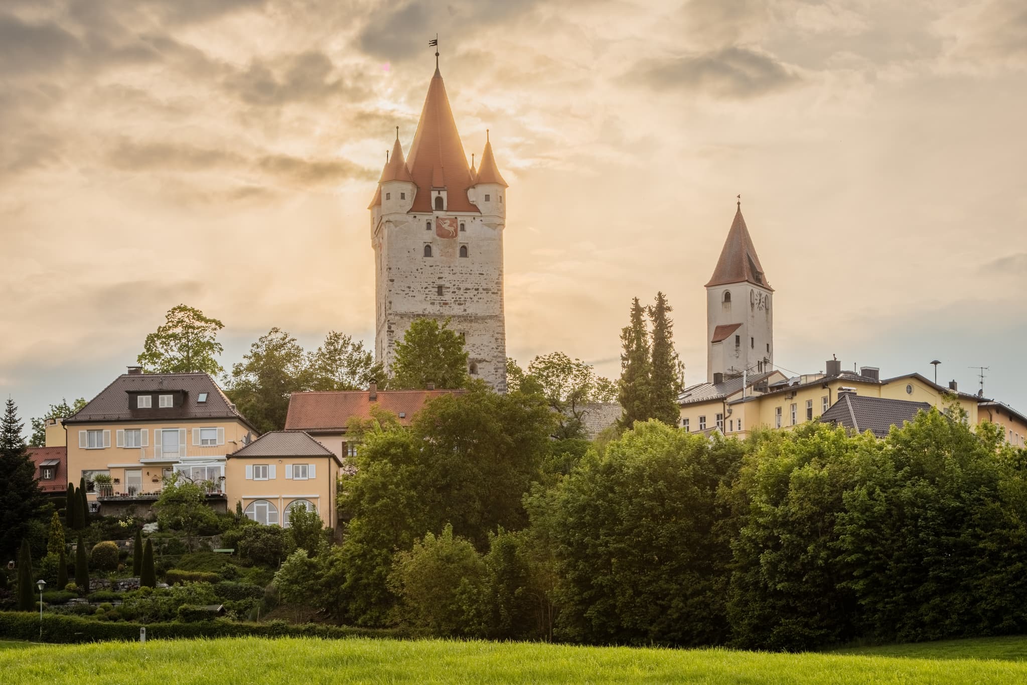 Schlossturm Burg Turm, Haag, Mühldorf am Inn, Oberbayern - Historischer Schlossturm und Burgtürme in Haag, Mühldorf am Inn. Malerische Szenerie in der Region Inn-Salzach, Oberbayern, Deutschland, umgeben von Natur.