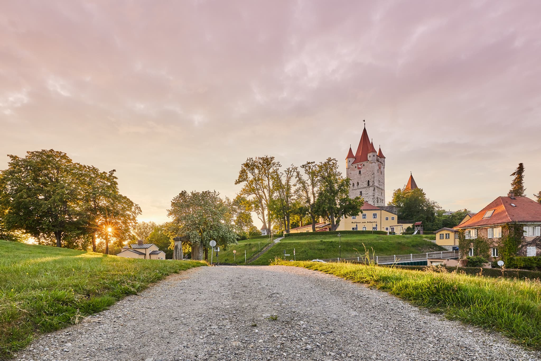 Schlossturm Burg Turm, Haag, Mühldorf am Inn, Oberbayern - Der historische Schlossturm in Haag, Landkreis Mühldorf am Inn, Oberbayern, Deutschland, ist ein markantes Wahrzeichen der Region Inn-Salzach.