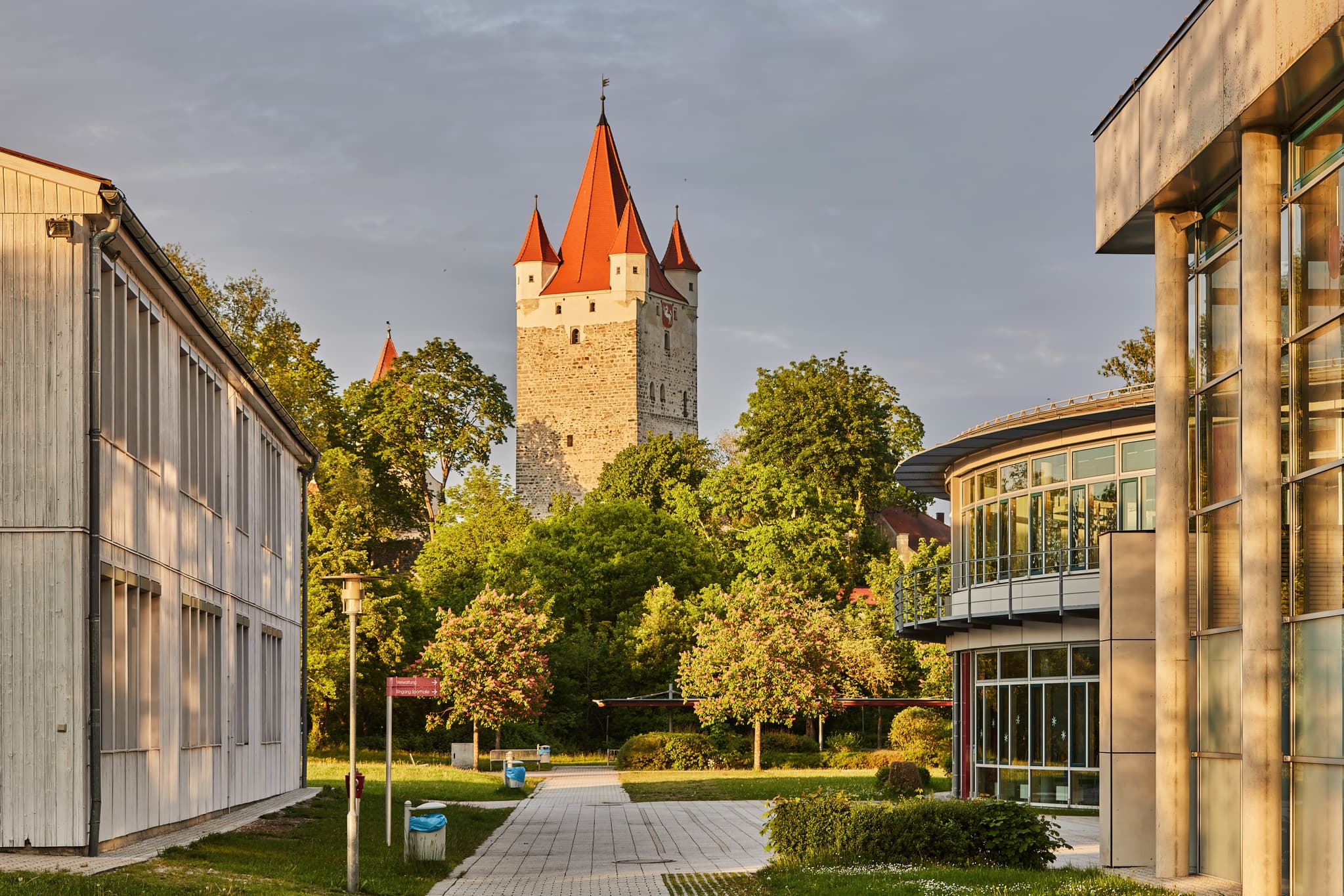 Schlossturm Burg Turm, Haag, Mühldorf am Inn, Oberbayern - Historischer Schlossturm in Haag, Mühldorf am Inn, Oberbayern. Markanter Burgturm inmitten von Natur und Gebäuden, gelegen im Inn-Salzach-Gebiet, Deutschland.