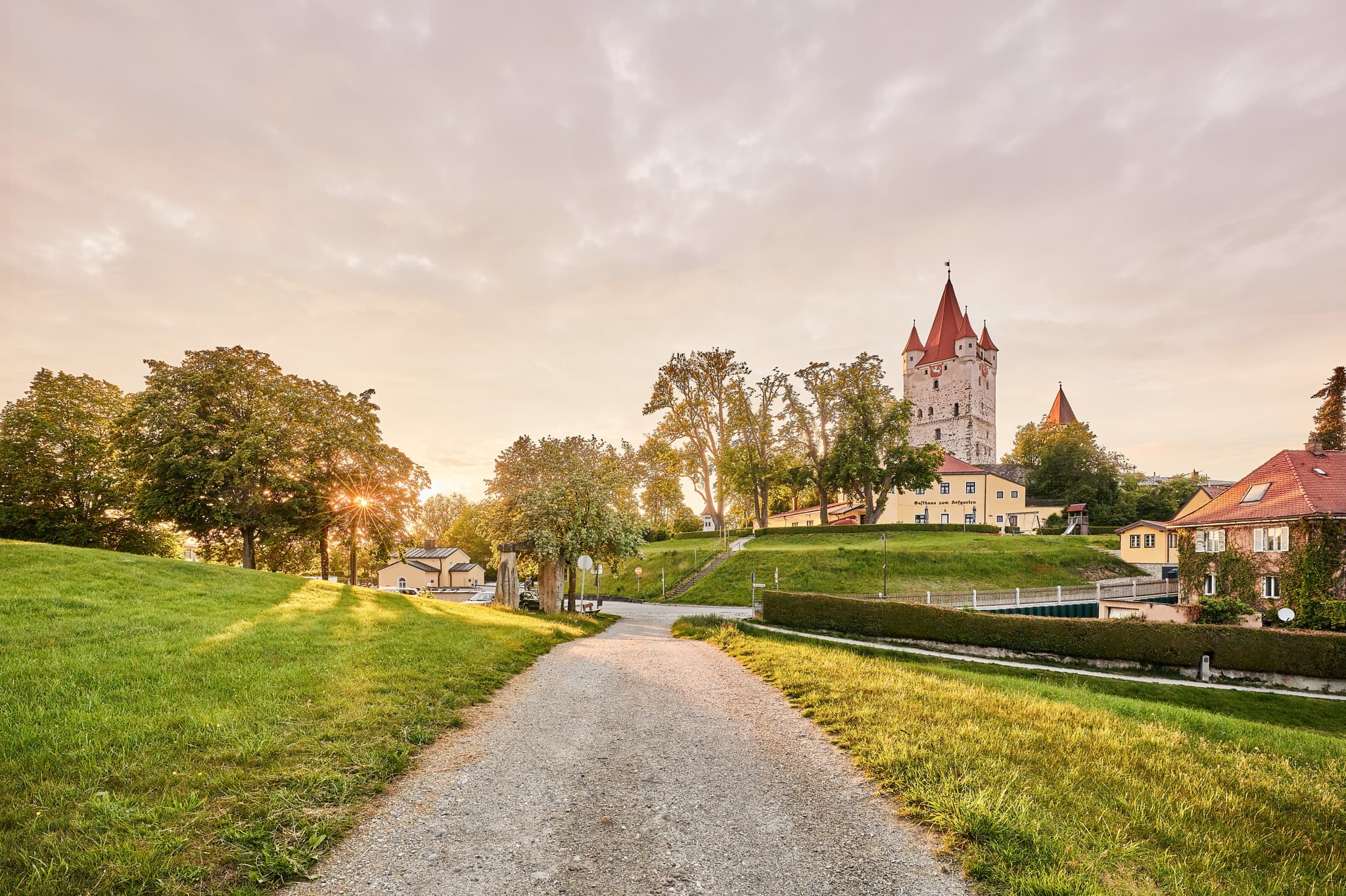 Schlossturm Burg Turm, Haag, Mühldorf am Inn, Oberbayern - Der historische Schlossturm in Haag, Landkreis Mühldorf am Inn, Oberbayern, Deutschland, ist ein markantes Wahrzeichen der Region Inn-Salzach.