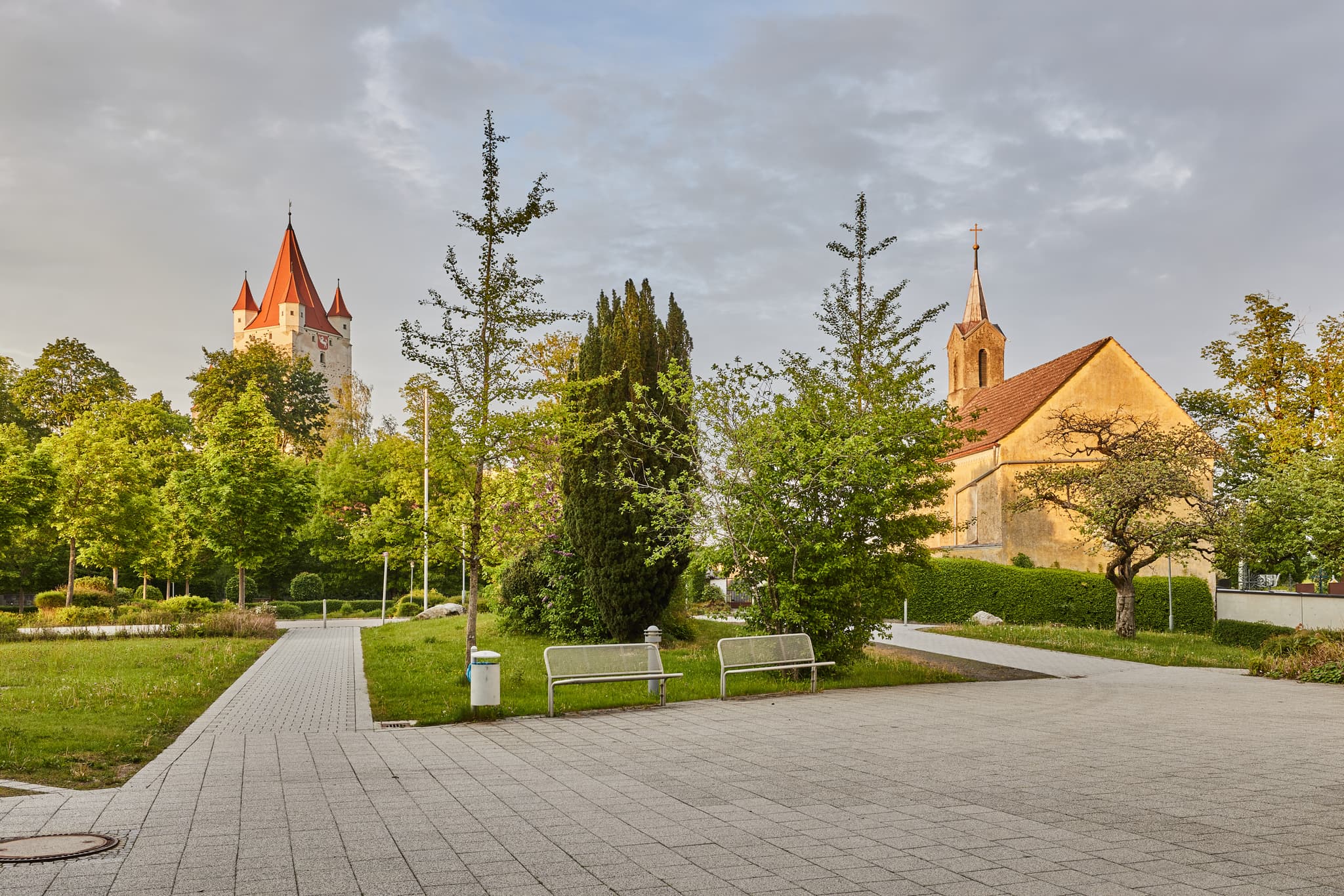 Schlossturm und Friedhofskapelle, Haag, Mühldorf am Inn - Schlossturm und Friedhofskapelle in Haag, Mühldorf am Inn, Oberbayern, Deutschland. Das Ensemble in Inn-Salzach ist umgeben von Grünflächen und Bäumen.